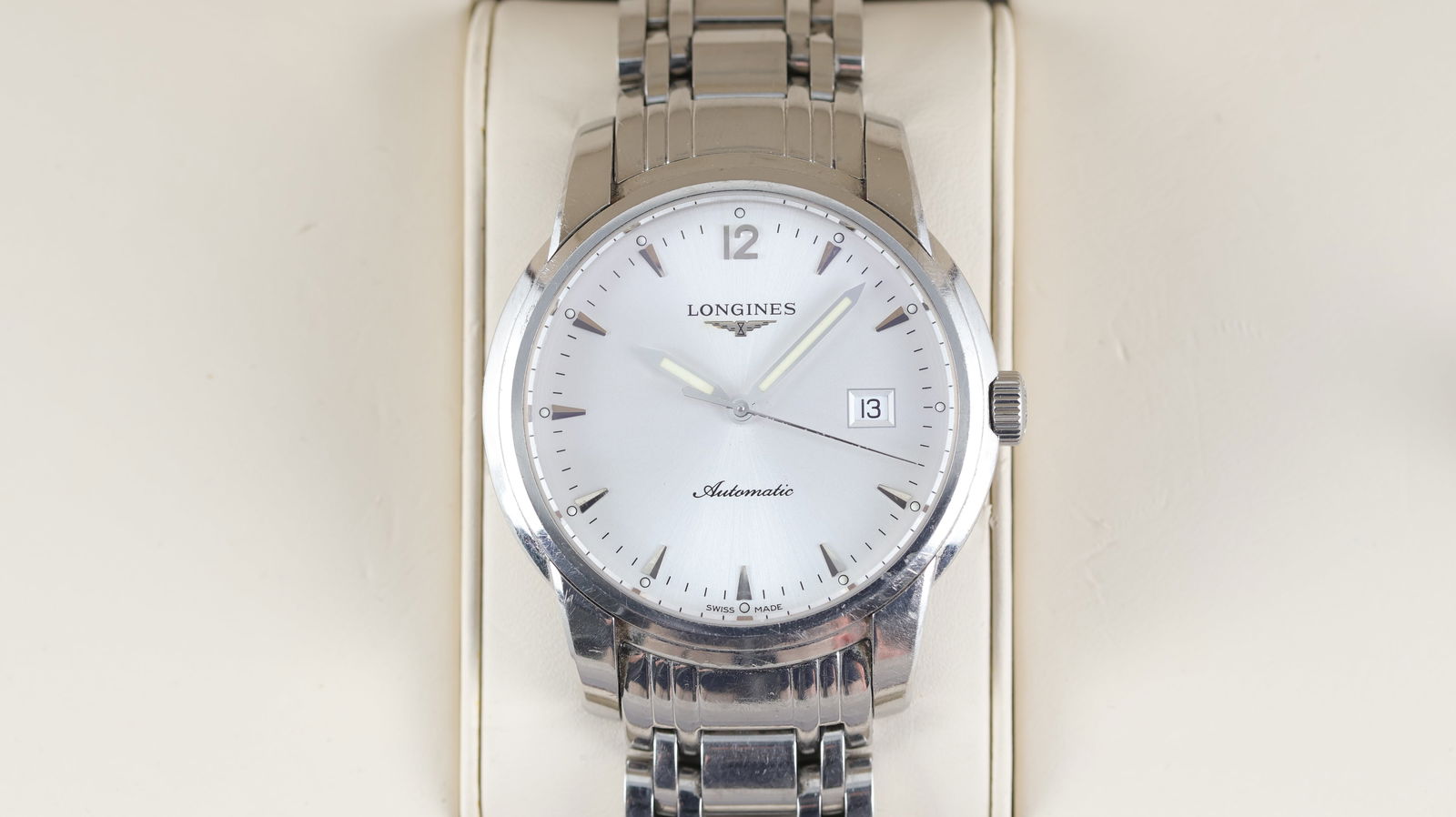 Longines Saint-Imier Date Automatic with Box and Papers 2016: Brand: Longines Model Name: Saint-Imier Reference: L2.766.4 Movement: Automatic Movement calibre: Longines 619.2 Year: 2016 Box: Full Box Papers: Full Set Papers Dial shape: Circular Dial colour: Sunb