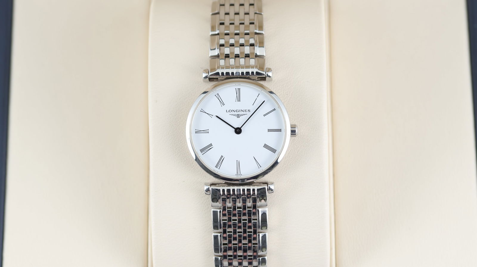 Ladies Longines La Grande Classique Quartz with Box and Papers 2020: Brand: Longines Model Name: La Grande Classique Reference: L4.209.4 Movement: Quartz Year: 2020 Box: Full Box Papers: Full Set Papers Dial shape: Circular Dial colour: White Dial features: Gloss black