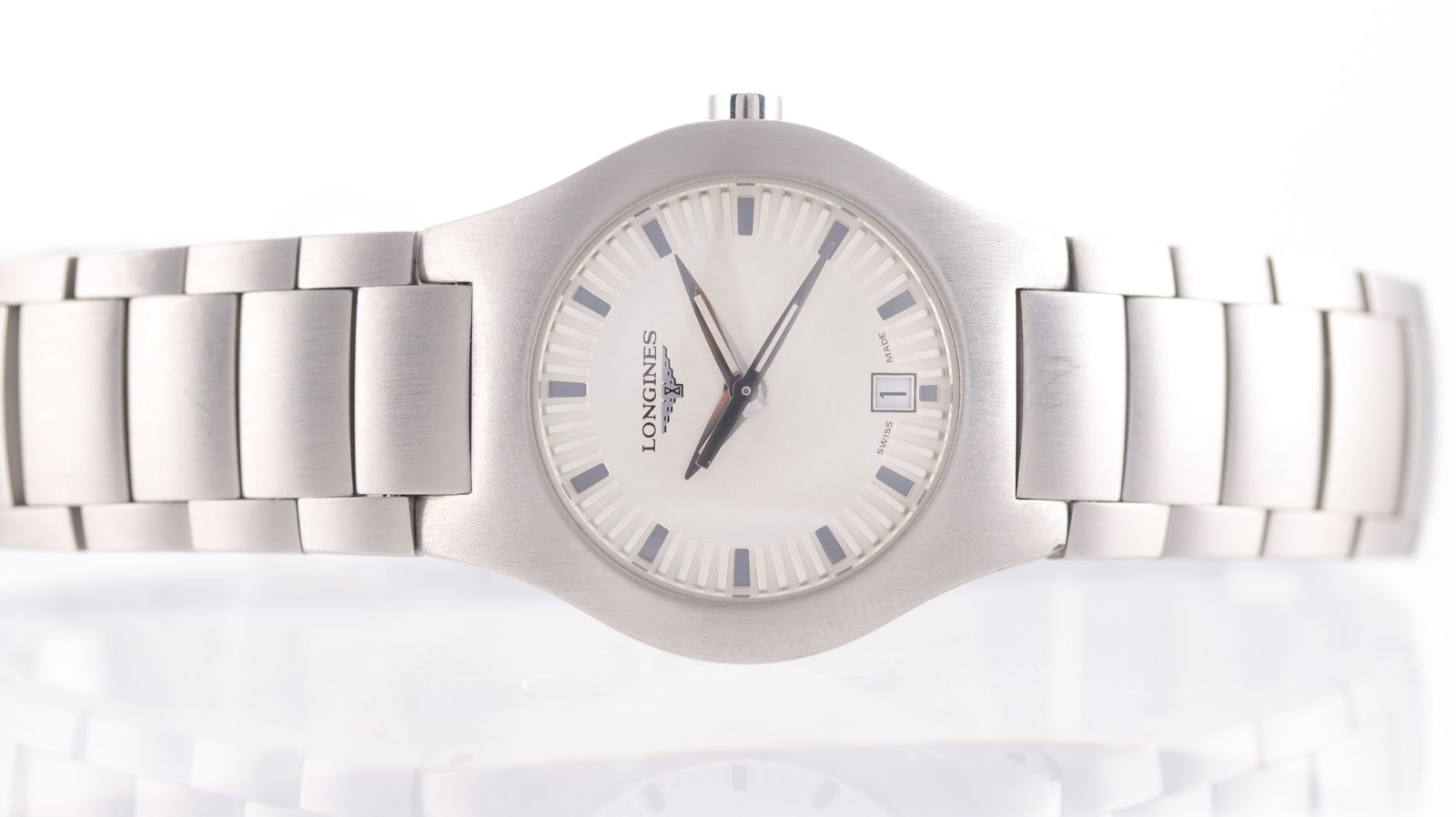 Ladies Longines Oposition Date Quartz: Brand: Longines Model Name: Oposition Reference: L3.117.4 Movement: Quartz Dial shape: Circular Dial colour: Silver Dial features: Baton hour markers, quickset date aperture at 6 o'clock Case size: 25