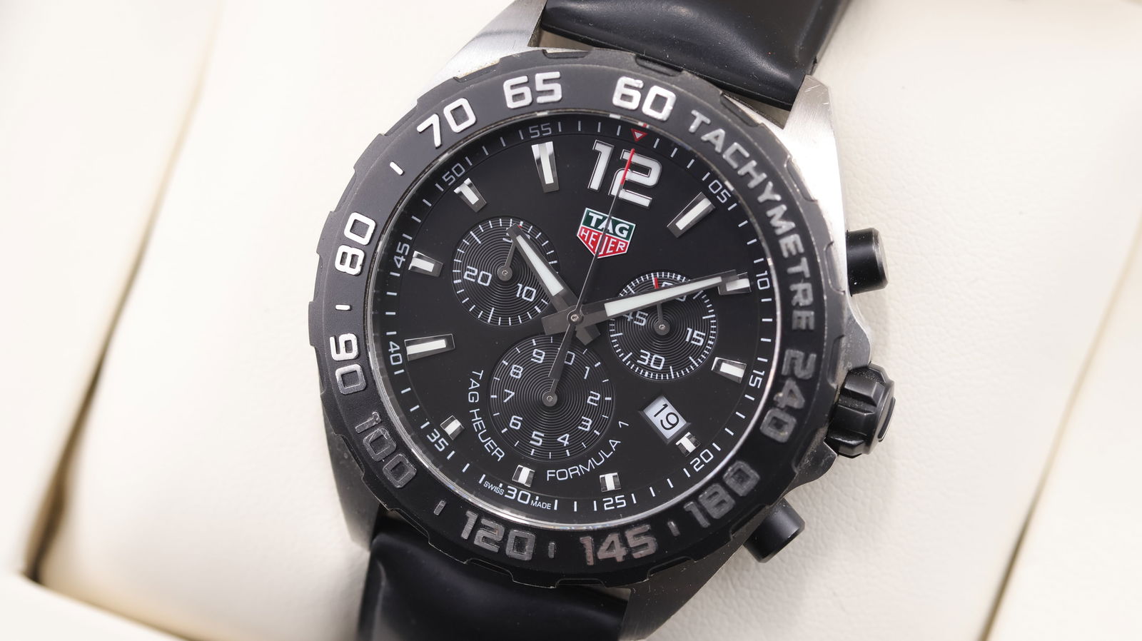 Tag Heuer Formula 1 Chronograph Quartz with Box and Papers 2019 (1 of 6)
