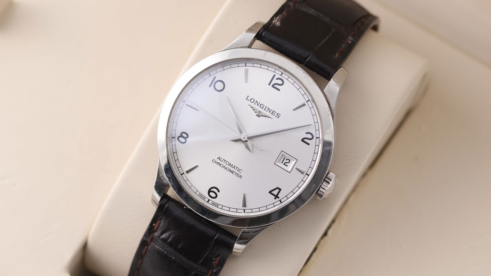 Longines Record Date Automatic with Box and Papers 2022: Brand: Longines Model Name: Record Reference: L2.820.4 Movement: Automatic Year: 2022 Box: Full Box Papers: Full Set Papers Papers features: card dated 2022 + booklet Dial shape: Circular Dial colour: