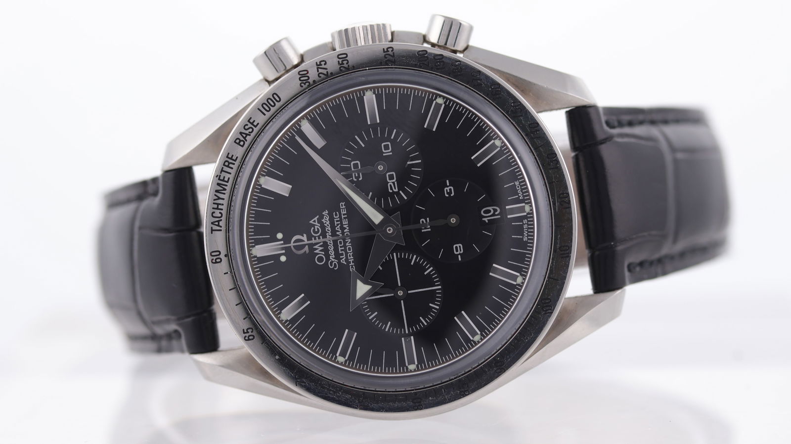 Omega Speedmaster Broad Arrow Chronograph Date Automatic Circa 2002 Ref 3851.50.11: Brand: Omega Model Name: Speedmaster Broad Arrow Reference: 3851.50.11 Movement: Automatic Movement calibre: Omega calibre 3303 Year: Circa 2002 Dial shape: Circular Dial colour: Black Dial features: