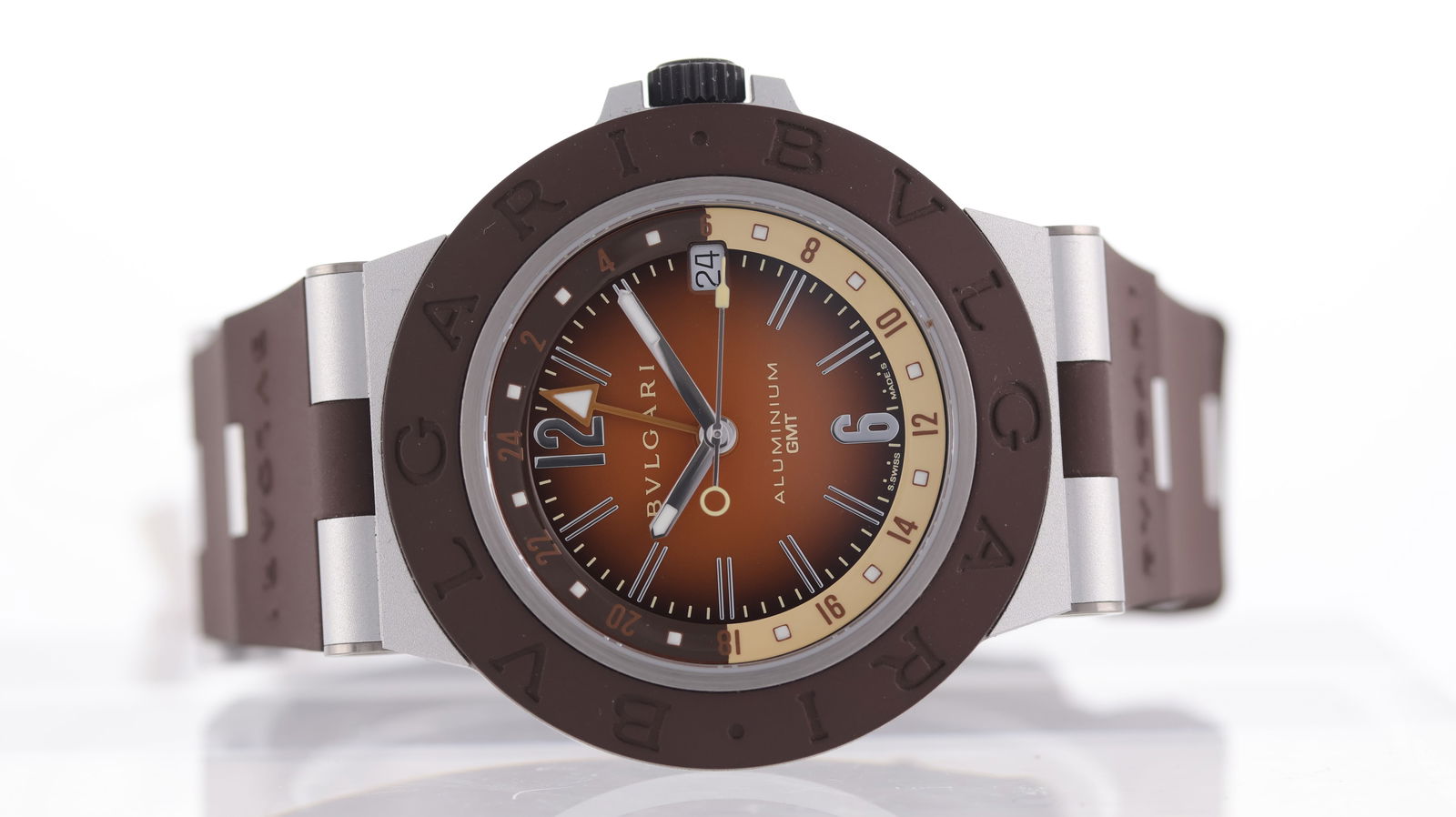 Bulgari X Fender Aluminium GMT Ref BB 40 AT GMT / 104117 with Box and Papers 2025: Brand: Bulgari Model Name: Aluminium Reference: BB 40 AT GMT Movement type: Automatic Movement calibre: Bulgari B192 Year: 2025 Box: Full Box Papers: Full Set Papers Dial shape: Circular Dial colour: