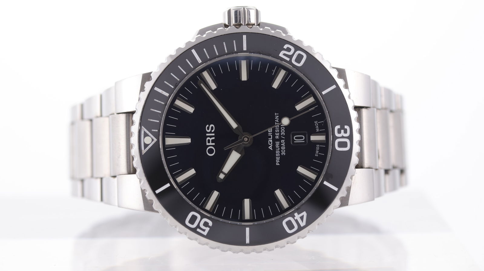 Oris Aquis Ref 7730 with Box and Papers: Brand: Oris Model Name: Aquis Reference: 7730 Movement type: Automatic Movement calibre: Oris 733 Papers: Full Set Papers Dial shape: Circular Dial colour: Blue Dial features: Deep blue sunburst dial