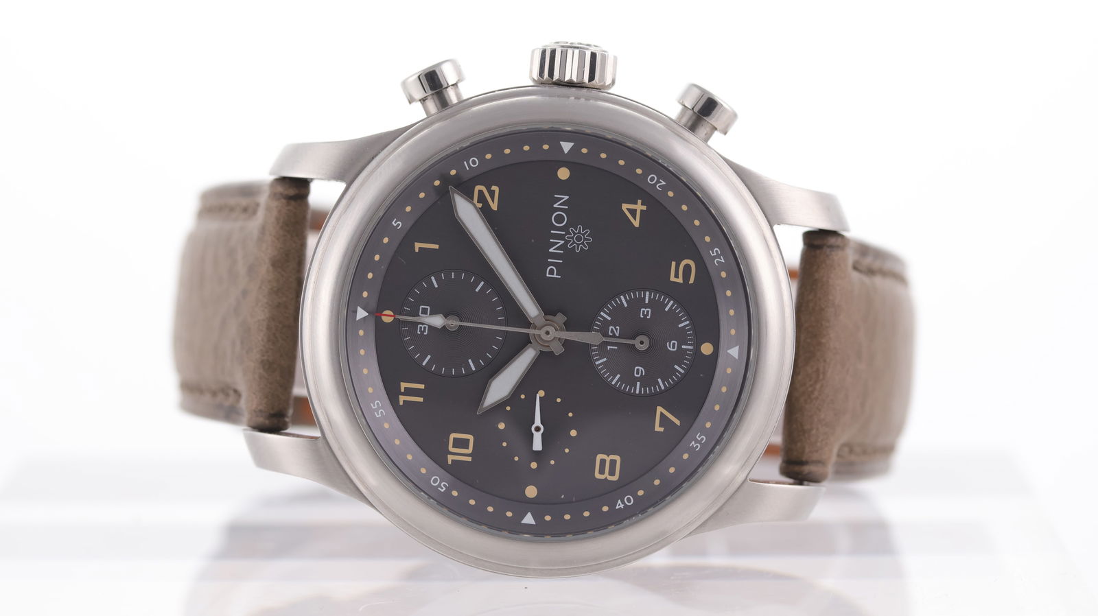 Pinion Elapse Anthracite Grey Chronograph with Box and Papers 2025: Brand: Pinion Model Name: Elapse Movement type: Automatic Movement calibre: Valjoux 7750 Year: 2025 Box: Full Box Papers: Full Set Papers Dial shape: Circular Dial colour: 'Anthracite Grey' Dial featu