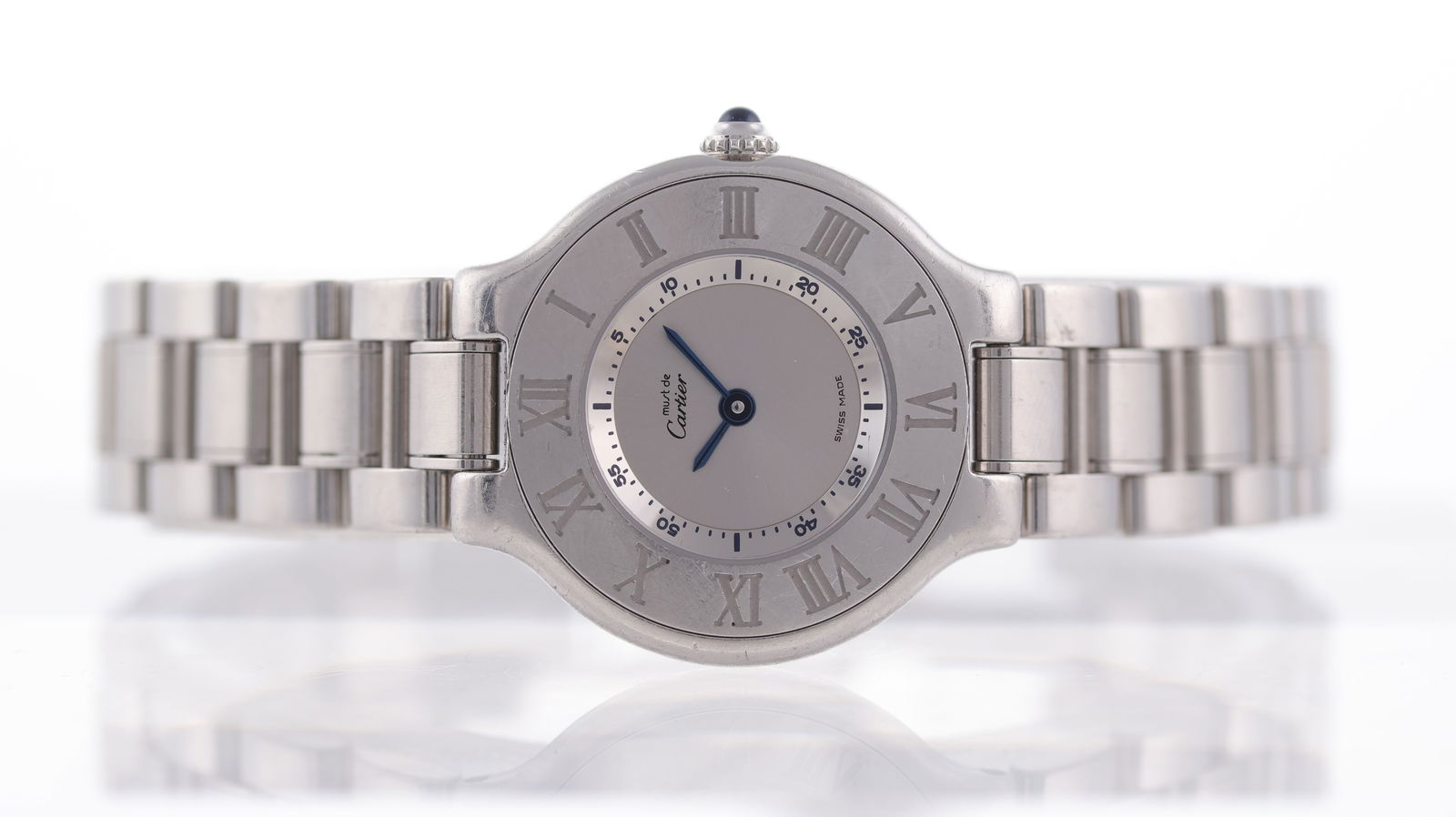 Ladies Must De Cartier 21 Ref 1340: Brand: Cartier Model Name: Must 21 De Cartier Reference: 1340 Movement type: Quartz Dial shape: Circular Dial colour: Silver Dial features: Blue hands, arabic numeral chapter ring Bezel: Roman numeral