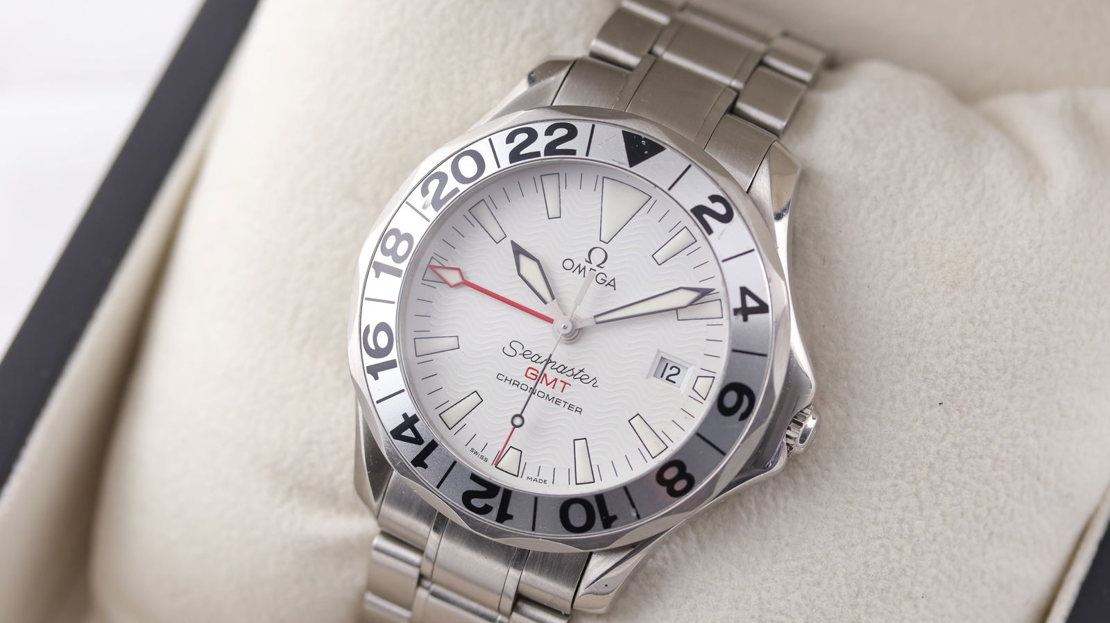 Omega Seamaster 'Great White' GMT Automatic Reference 2538.20.00 Circa 2006: Brand: Omega Model Name: Seamaster 'Great White' Reference: 2538.20.00 Movement: Automatic Movement calibre: Omega Calibre 1128 Year: Circa 2006 Dial shape: Circular Dial colour: White Dial features: