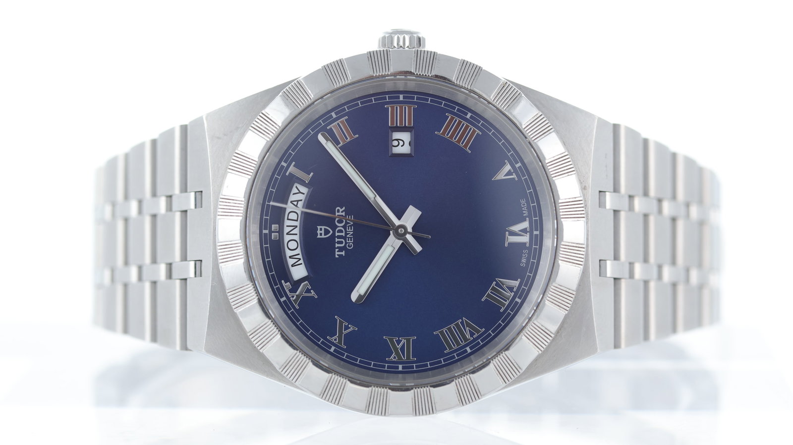 Tudor Royal Ref 28600 with Box and Papers 2024: Brand: Tudor Model Name: Royal Reference: 28600 Movement type: Automatic Movement calibre: Tudor T603 Year: 2024 Box: Full Box Papers: Full Set Papers Dial shape: Circular Dial colour: Blue Dial featu