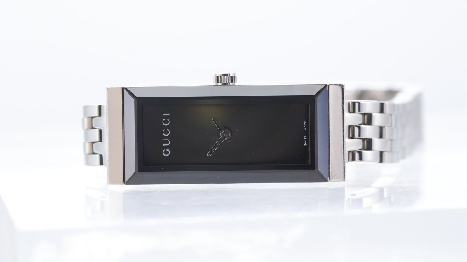 Gucci G-Frame Ref 127.5: Brand: Gucci Model Name: G-Frame Reference: 127.5 Movement type: Quartz Dial shape: Rectangular Dial colour: Chrome Dial features: Mirror effect dial. Small silver hands. <