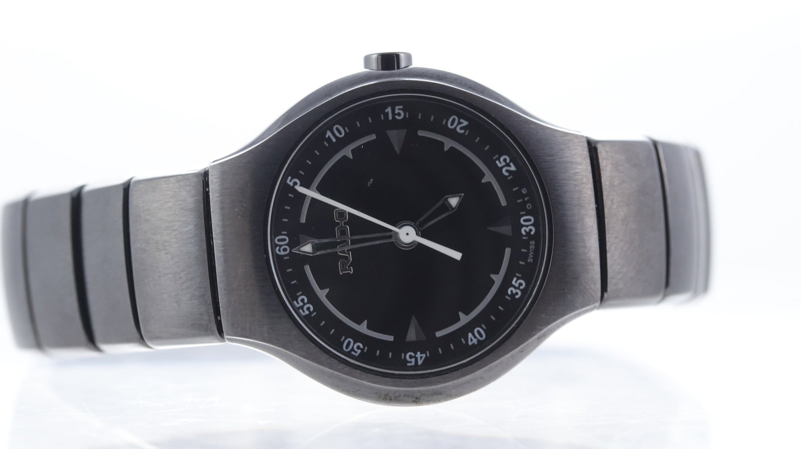 Rado Diastar Ref 318.0678.3: Brand: Rado Model Name: Diastar Reference: 318.0678.3 Movement type: Quartz Dial shape: Circular Dial colour: Black Dial features: Outer minutes track. Quarterly arrowhead hour markers. Case size: