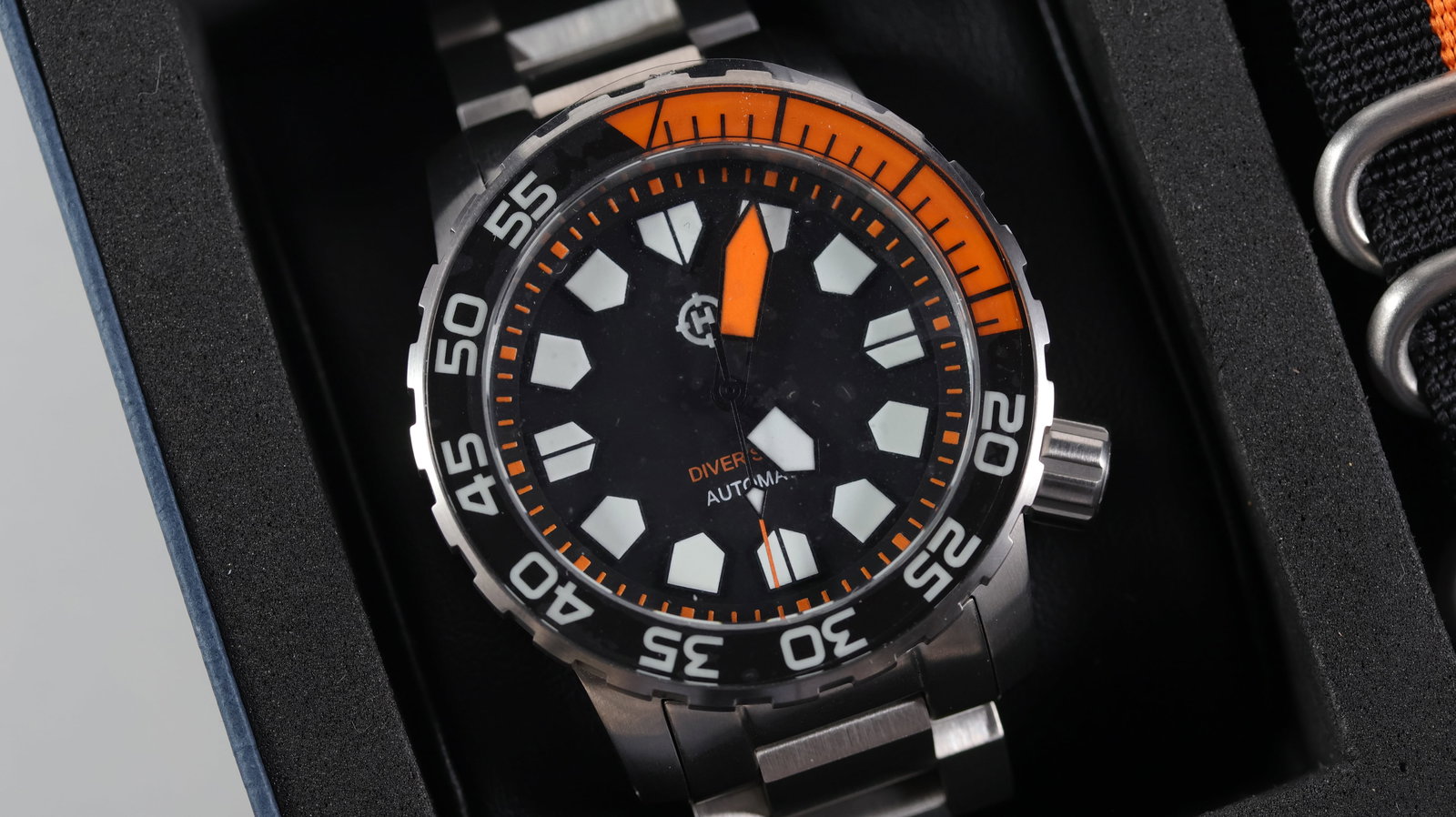 Helm Khuraburi Ref 02AR2 with Box and Papers 2023: Brand: Helm Model Name: Khuraburi Reference: 02AR2 Movement type: Automatic Movement calibre: Helm NH38 Year: 2023 Box: Full Box Papers: Full Set Papers Dial shape: Circular Dial colour: Black Dial