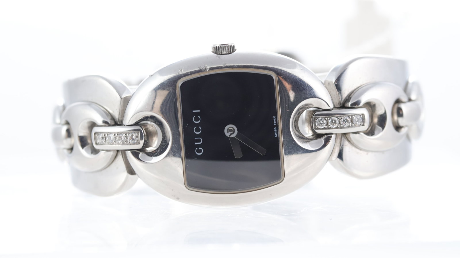 Gucci Marina Chain Ref 121.5: Brand: Gucci Model Name: Marina Chain Reference: 121.5 Movement type: Quartz Dial shape: Square Dial colour: Black Case size: 26mm Case material: Stainless steel Case features: Gucci crown Case back