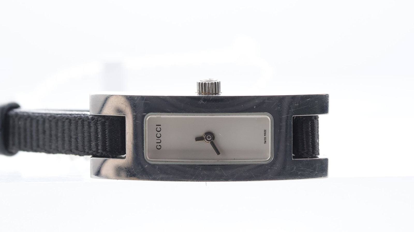 Ladies Gucci Quartz Ref 3900L: Brand: Gucci Model Name: Quartz Reference: 3900L Movement type: Quartz Dial shape: Rectangular Dial colour: Silver Dial features: Silver hands Case size: 12mm <