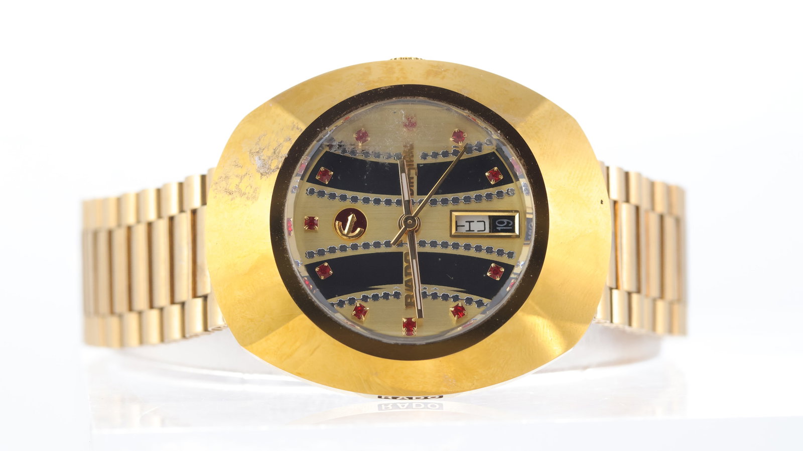 Rado Diastar Ref 648.0413.3: Brand: Rado Model Name: Diastar Reference: 648.0413.3 Movement type: Automatic Dial shape: Circular Dial colour: Champagne & Black Dial features: Stone set hour markers, day and date aperture