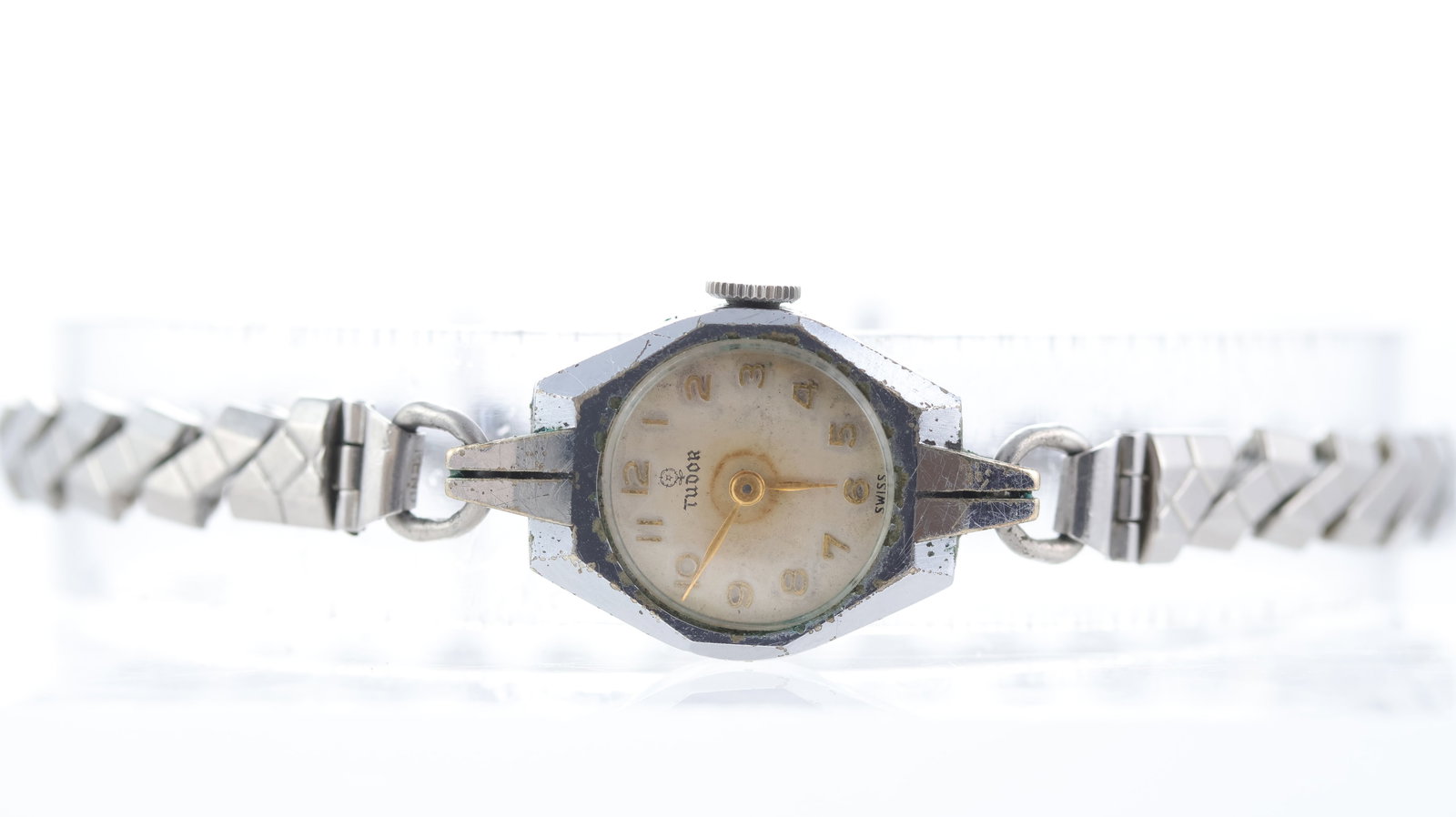 Vintage Ladies Tudor Manual Wind Ref 6305: Brand: Tudor Model Name: Ladies Vintage Reference: 6305 Movement type: Manual Wind Movement calibre: Tudor ETA 1051 Dial shape: Circular Dial colour: Cream Patina Dial features: Gilt hands and