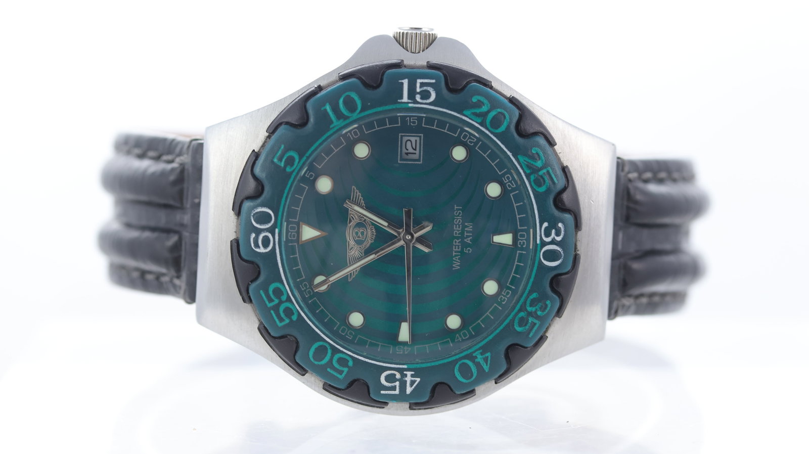 *To Be Sold Without Reserve* Bentley Team Bentley Quartz with Box: Brand: Bentley Model Name: Team Bentley Movement type: Quartz Box: Inner and outer box Dial shape: Circular Dial colour: Green Dial features: Two tone dial with a 'doppler' effect pattern. Bezel: