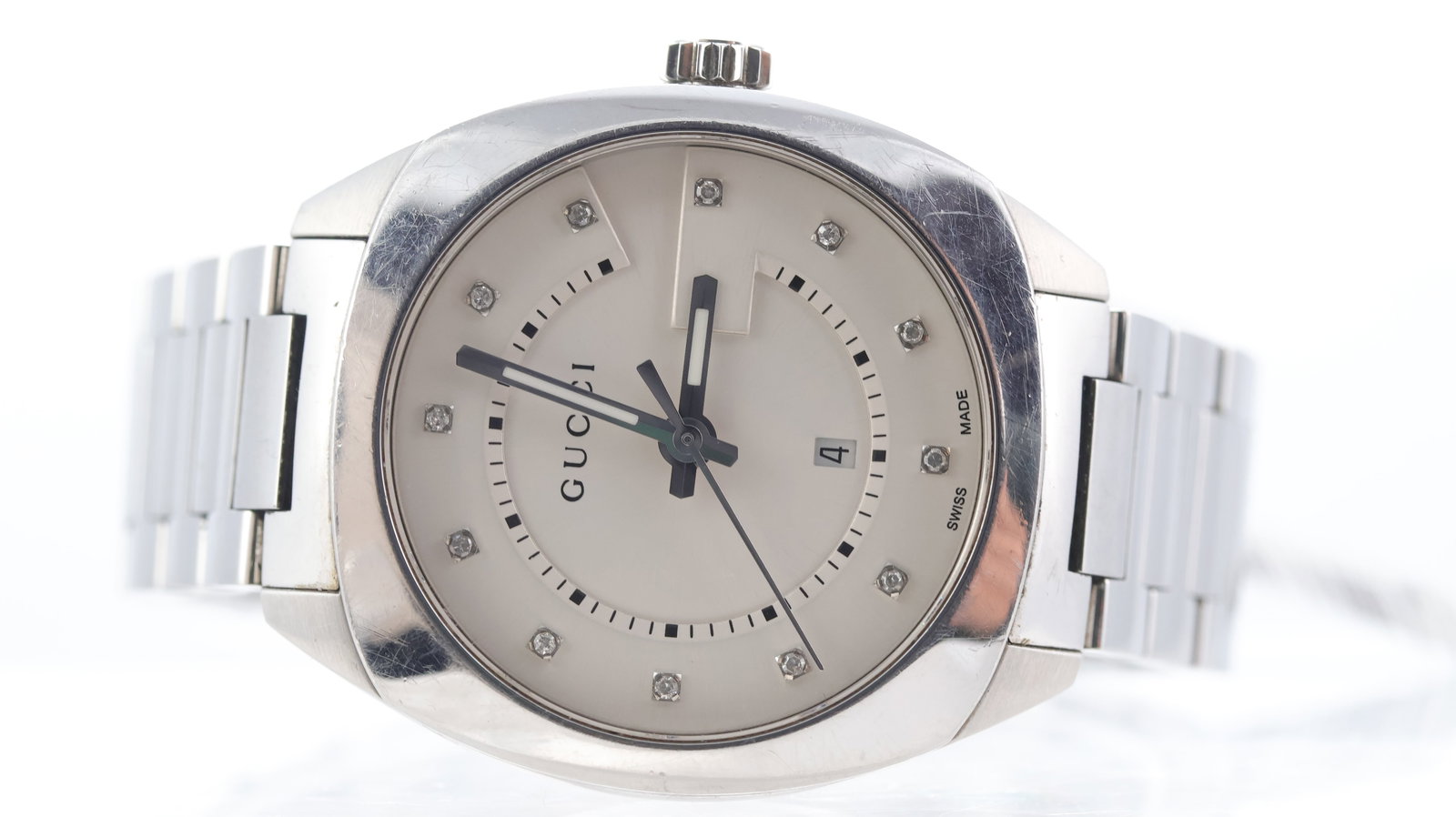 Gucci G Ref 142.4: Brand: Gucci Model Name: G Reference: 142.4 Movement type: Quartz Dial shape: Circular Dial colour: Silver Dial features: Stone set hour markers. Inner minutes track. Quick set