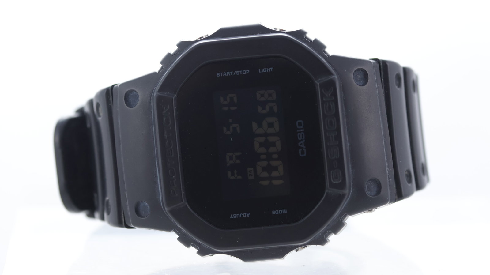 *To Be Sold Without Reserve* Casio G-Shock Ref DW-5600BB with Box: Brand: Casio Model Name: G-Shock Reference: DW-5600BB Movement type: Quartz Box: Accompanying Box Dial shape: Tunnel Dial colour: Black Dial features: Digital display