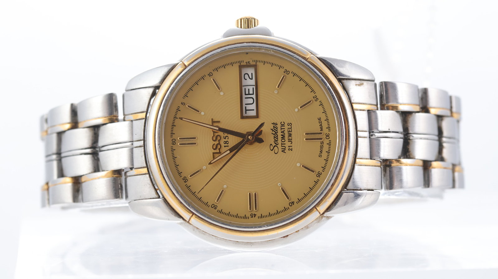 Tissot Seastar Ref A660/760: Brand: Tissot Model Name: Seastar Reference: A660/760 Movement type: Automatic Dial shape: Circular Dial colour: Champagne Dial features: Gold tone baton hour markers. Day &