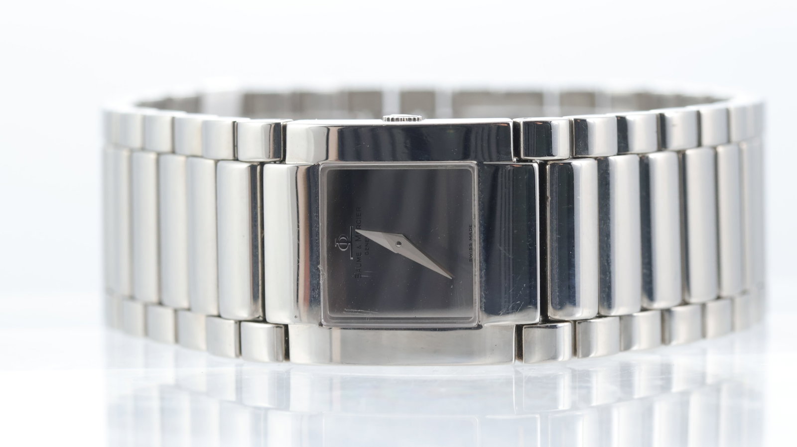 Baume & Mercier Catwalk Ref MV045219: Brand: Baume & Mercier Model Name: Catwalk Reference: MV045219 Movement type: Quartz Dial shape: Square Dial colour: silver Dial features: Dauphine hands Case size: 24mm Case material: Stainless