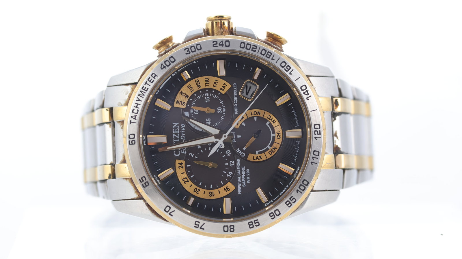 *To Be Sold Without Reserve* Citizen Eco-Drive Perpetual Calendar with Box: Brand: Citizen Model Name: Eco-Drive Movement type: Eco Drive Box: Full Box Dial shape: Circular Dial colour: Grey Dial features: Time zone sub dial. Baton hour markers with wh