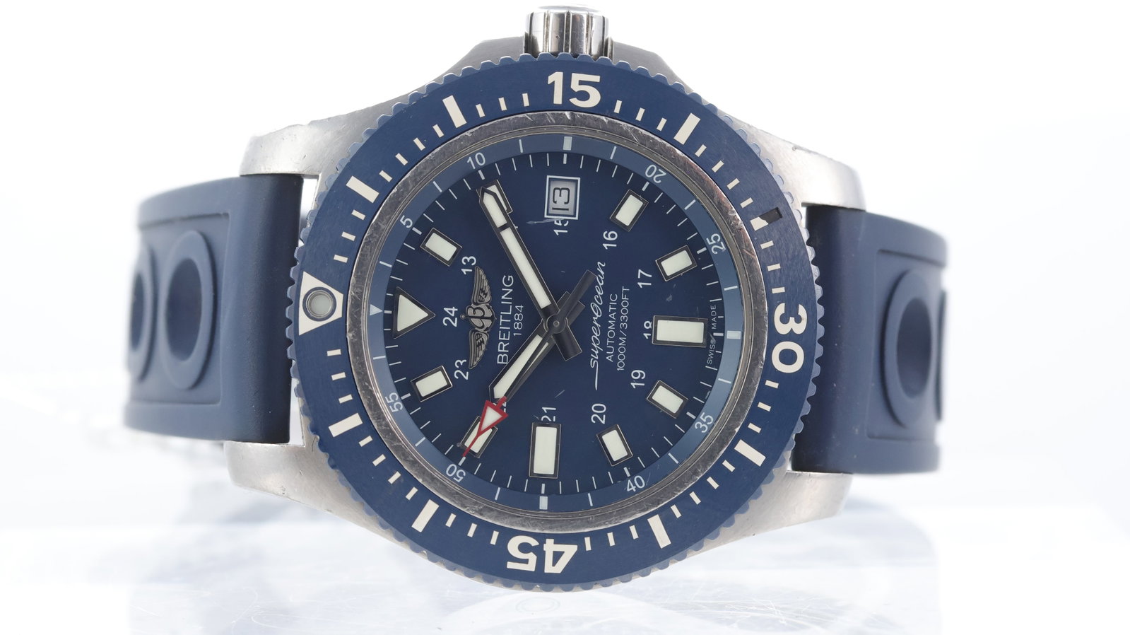 Breitling Superocean 44 Automatic Ref Y17393: Brand: Breitling Model Name: Superocean 44 Reference: Y17393 Movement type: Automatic Movement calibre: Breitling 17 Dial shape: Circular Dial colour: Blue Dial features: Rectangular hour markers with