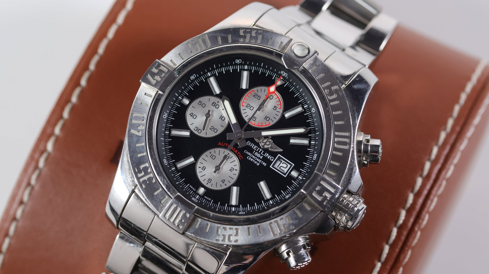 Breitling Super Avenger II Ref A13371 with Box and Papers 2017: Brand: Breitling Model Name: Super Avenger II Reference: A13371 Movement type: Automatic Year: 2017 Box: Full Box Papers: Full Set Papers Dial shape: Circular Dial colour: Black Dial features: Baton h