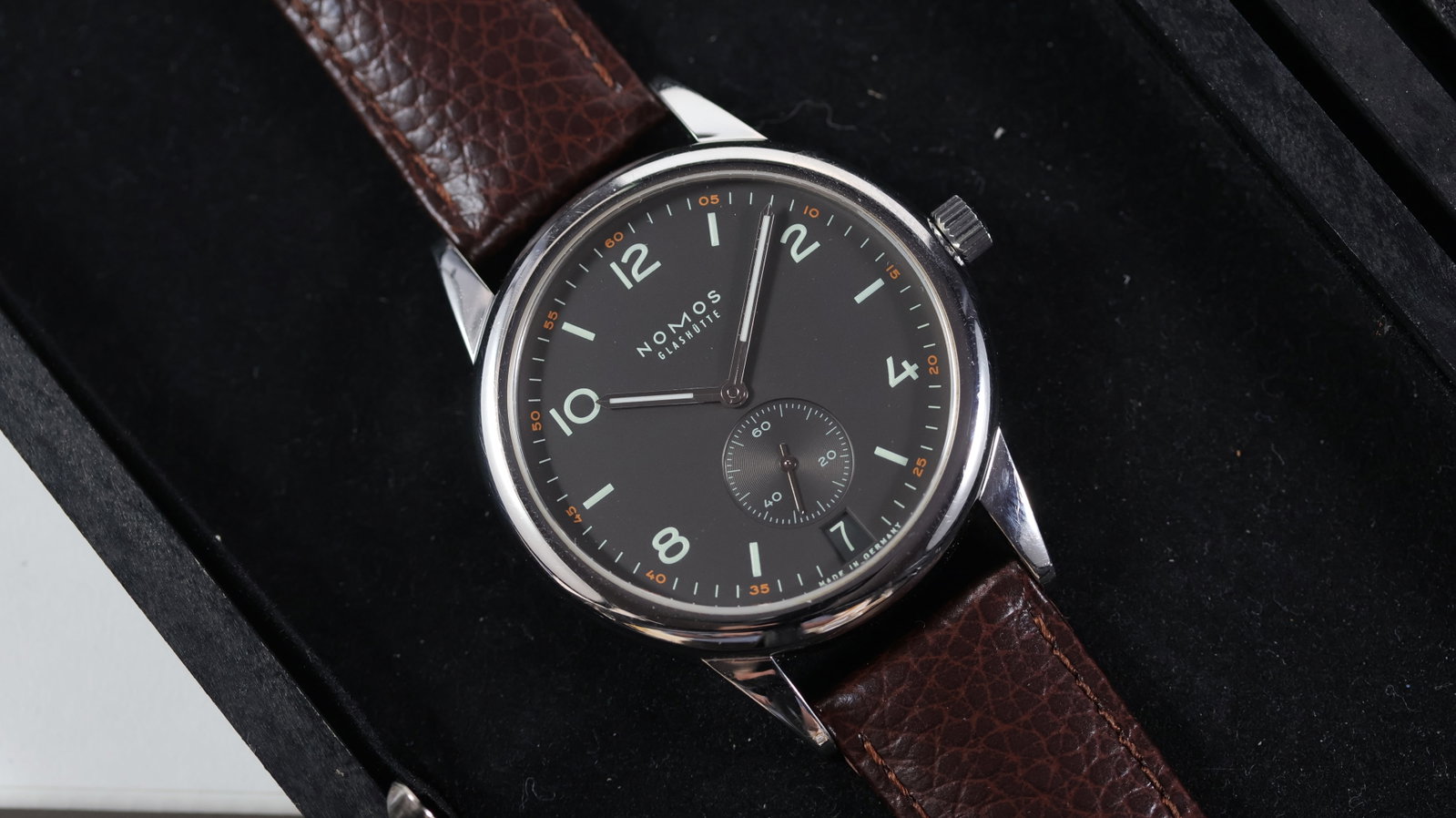 Nomos Club Ref 774 with Box and Papers: Brand: Nomos Model Name: Club Reference: 774 Movement type: Automatic Movement calibre: Nomos Zeta Papers: Guarantee Papers Papers features: Undated Dial shape: Circular Dial colour: Grey Dial feature