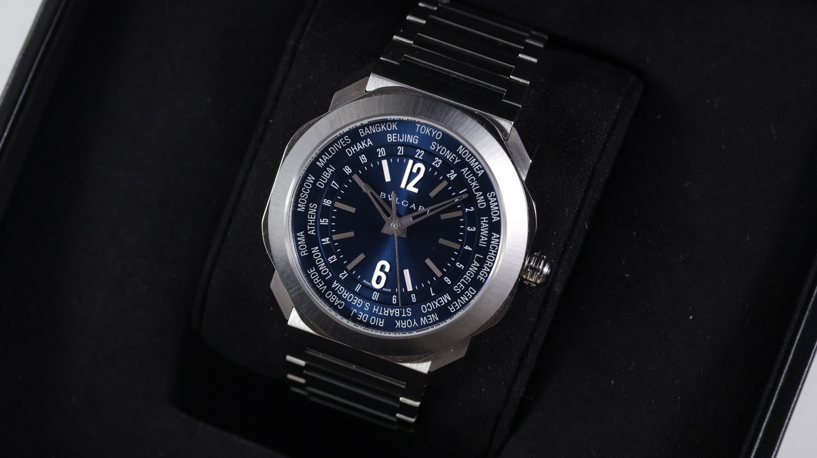 Bulgari Octo Roma Ref 103481 with Box and Papers 2023: Brand: Bulgari Model Name: Octo Roma Reference: 103481 Movement type: Automatic Movement calibre: Bulgari BVL257 Year: 2023 Box: Full Box Papers: Full Set Papers Dial shape: Circular Dial colour: Blue
