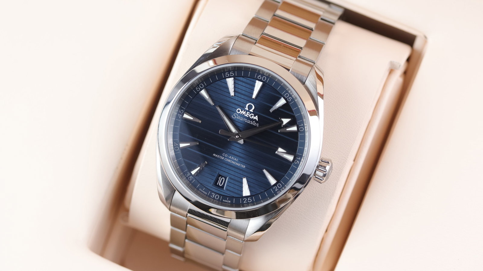 Omega Seamaster Aqua Terra Ref 220.10.41.21.03.004 with Box and Papers 2024: Brand: Omega Model Name: Seamaster Aqua Terra Reference: 220.10.41.21.03.004 Movement type: Automatic Movement calibre: Omega 8900 Year: 2024 Box: Full Box Papers: Full Set Papers Dial shape: Circular