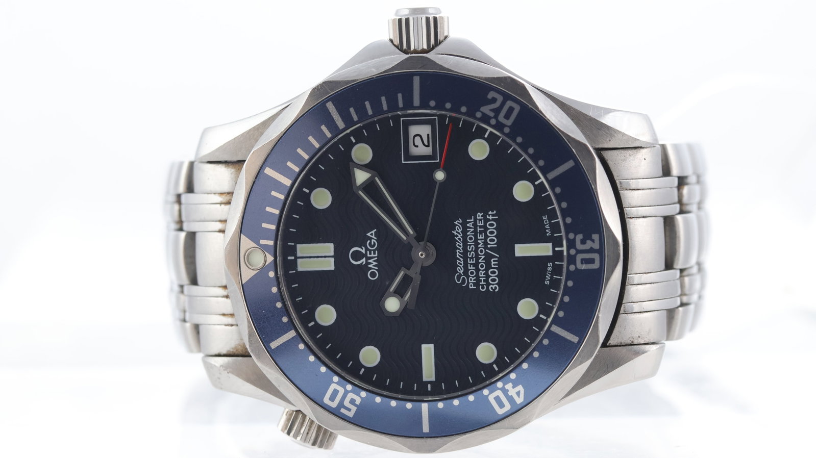 Omega Seamaster Professional 300m Mid Size Circa 2006: Brand: Omega Model Name: Seamaster Professional 300m Mid Size Movement type: Automatic Year: Circa 2006 Dial shape: Circular Dial colour: Blue Dial features: Wave dial with dot hour markers, quickset 