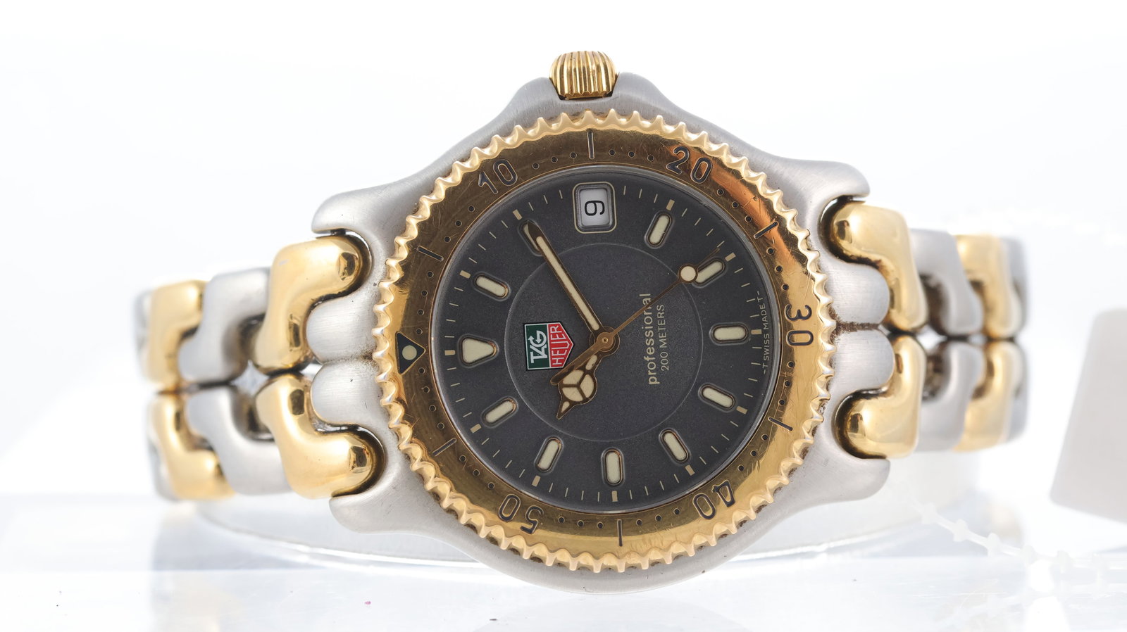 Tag Heuer Professional Link 200m Ref WG1120-K0: Brand: Tag Heuer Model Name: Professional 200m Reference: WG1120-K0 Movement type: Quartz Dial shape: Circular Dial colour: Grey Dial features: Gilt edges mercedes hands and hour markers. Date apertur