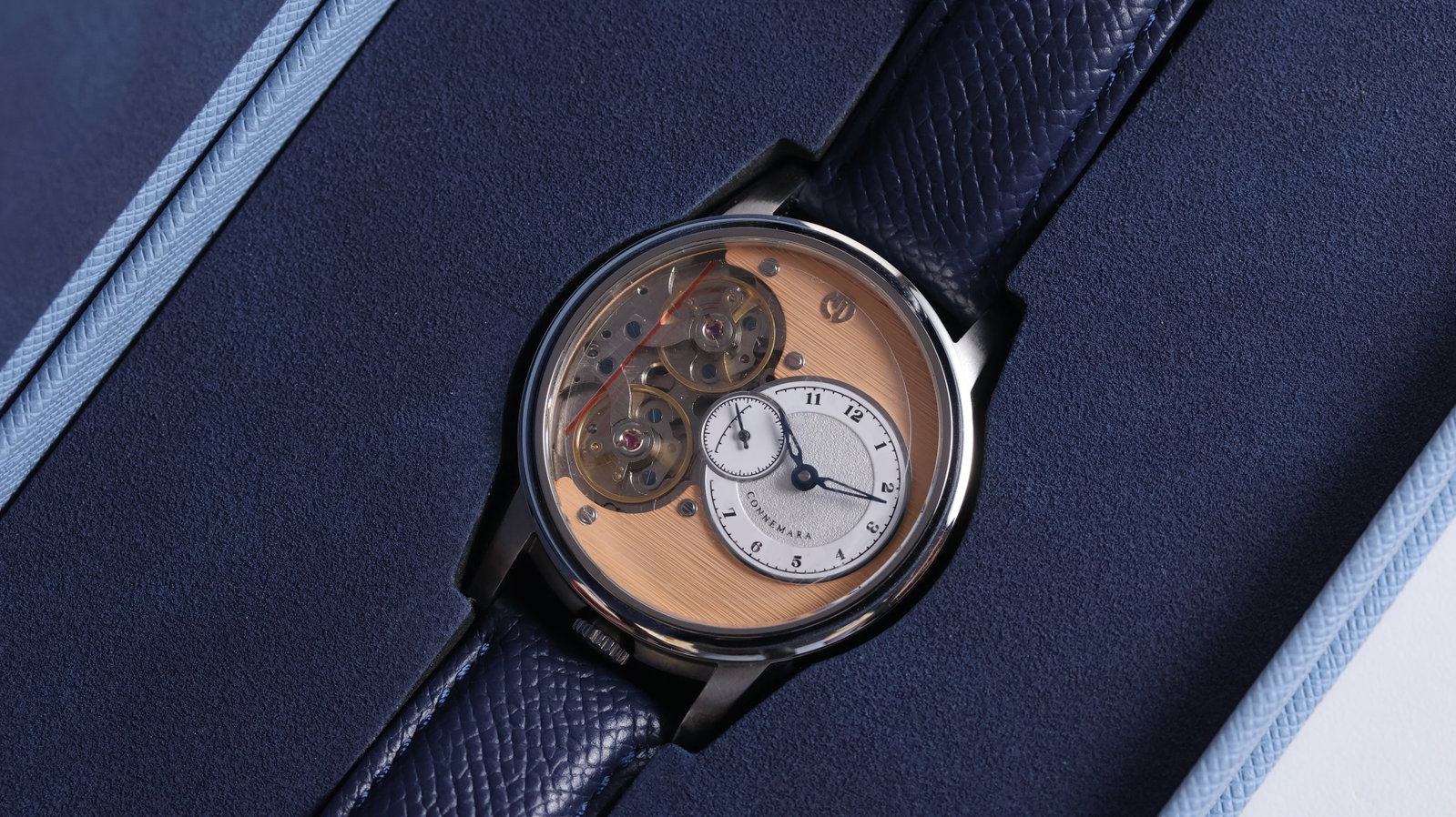 Martin Design Connemara Coralis with Box and Papers 2025: Brand: Martin Design Model Name: Connemara Coralis Movement type: Automatic Movement features: PTS S05B Year: 2025 Box: Full Box Papers: Full Set Papers Dial shape: Circular Dial colour: Copper Salmon