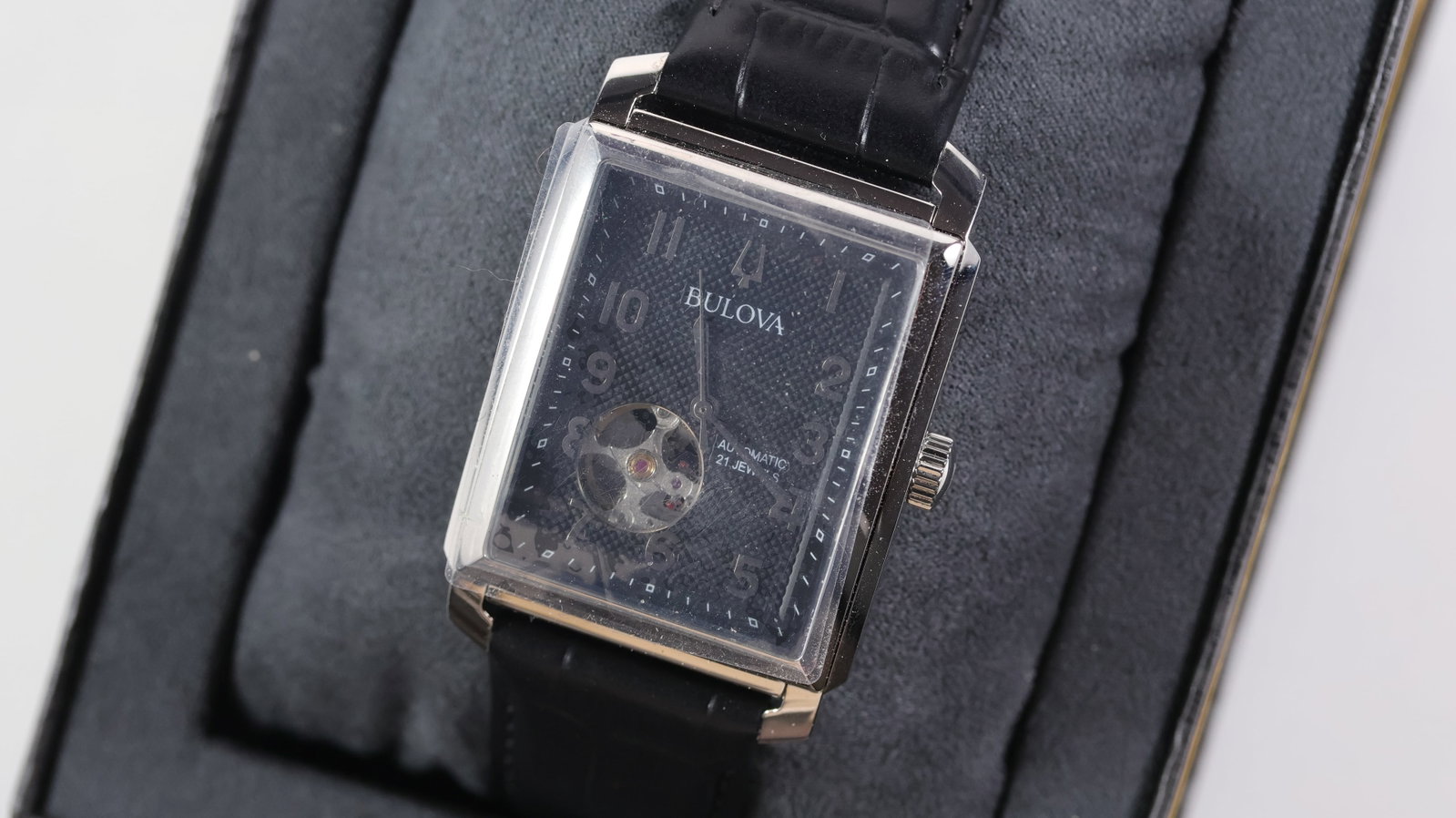 Bulova Sutton Ref 96A269 with Box and Papers: Brand: Bulova Model Name: Sutton Reference: 96A269 Movement type: Automatic Movement calibre: Bulova Miyota 82S0 Box: Full Box Papers: Guarantee Papers Papers features: Undated/unsigned Dial shape: Re