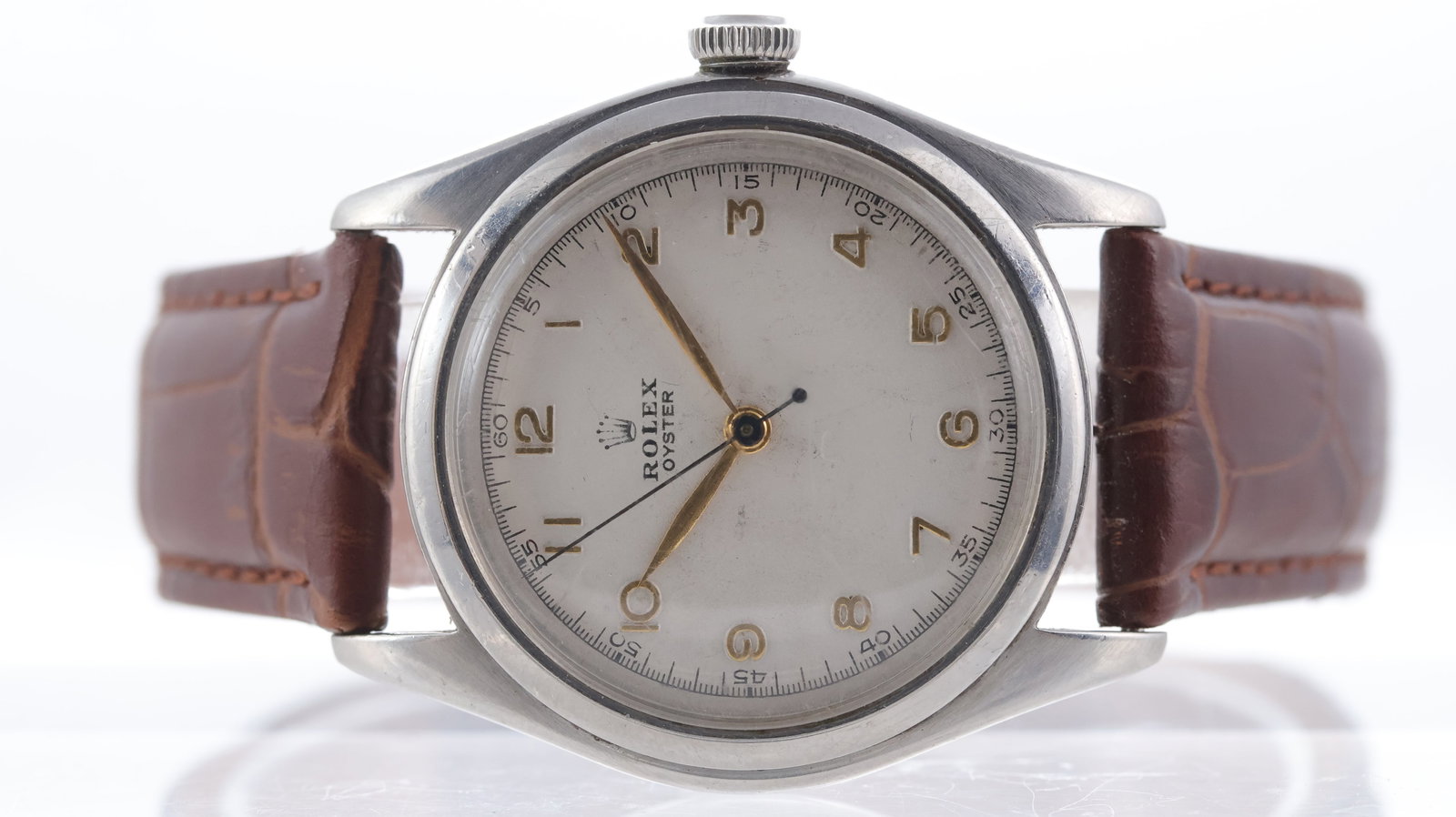 Vintage Rolex Oyster Ref 4499 Circa 1946: Brand: Rolex Model Name: Oyster Reference: 4499 Movement type: Manual Wind Movement features: Rolex signed movement Year: Circa 1946 Dial shape: Circular Dial colour: Silver Dial features: Gold Arabic