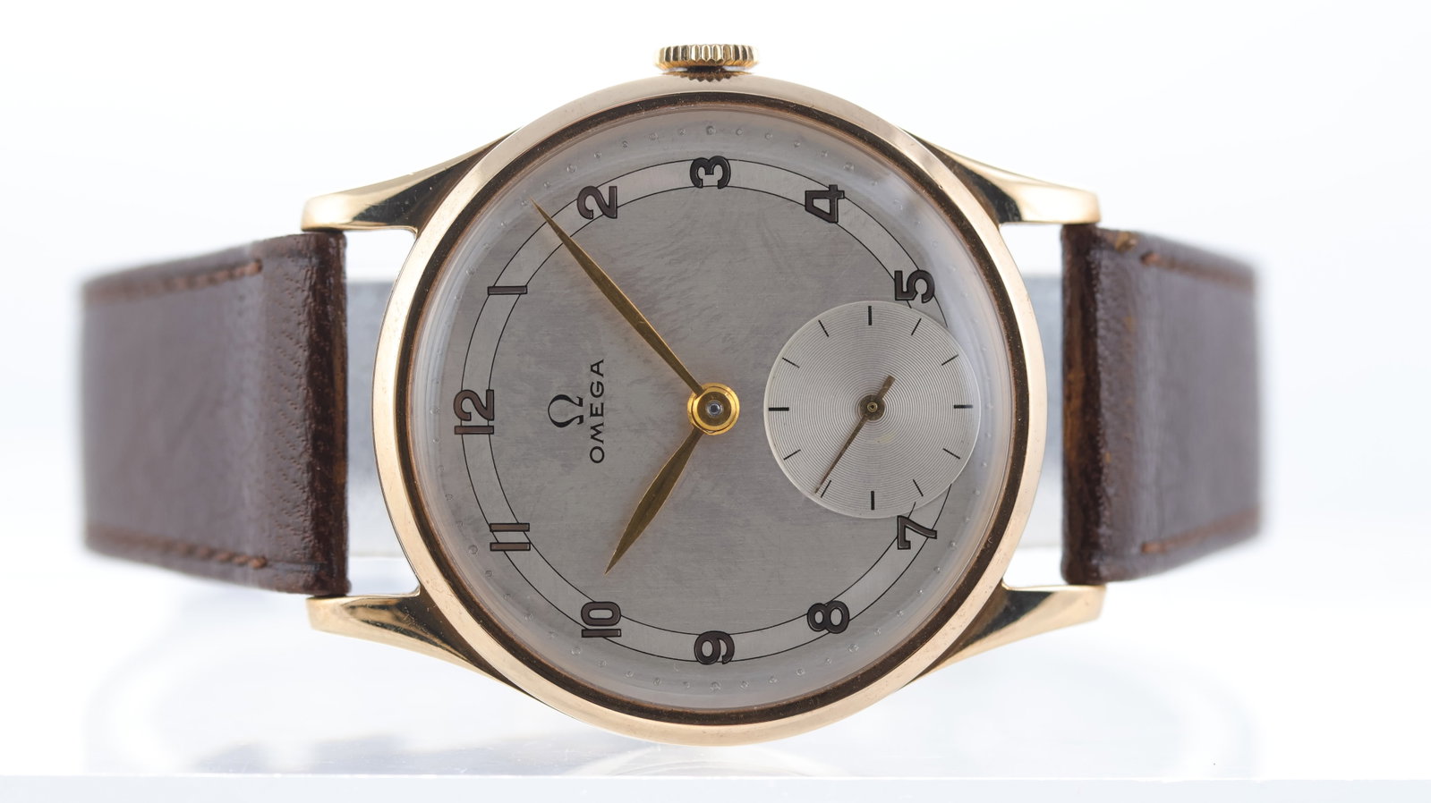 Vintage 9ct Omega Dennison Cased Manual Wind Ref 219.370 Circa 1947: Brand: Omega Model Name: 9ct Reference: 219.370 Movement type: Manual Wind Movement calibre: Omega 30T2 Year: Circa 1947 Dial shape: Circular Dial colour: Silver Dial features: Arabic numeral hour mar