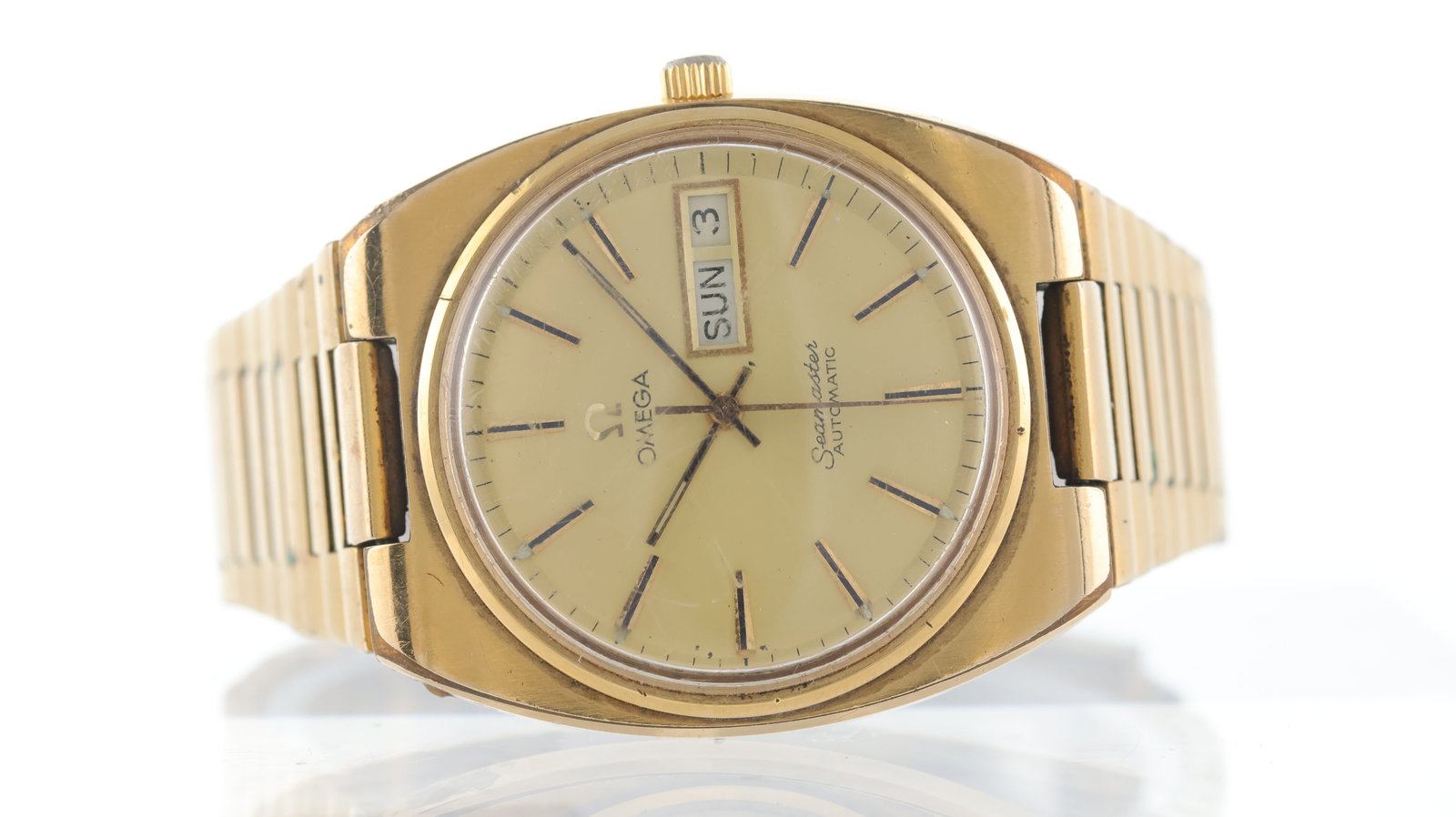 Omega Seamaster Day Date Automatic Ref 166.0206 Circa 1978: Brand: Omega Model Name: Seamaster Reference: 166.0206 Movement type: Automatic Movement calibre: Omega 1020 Year: Circa 1978 Dial shape: Circular Dial colour: Champagne Dial features: Baton hour mark