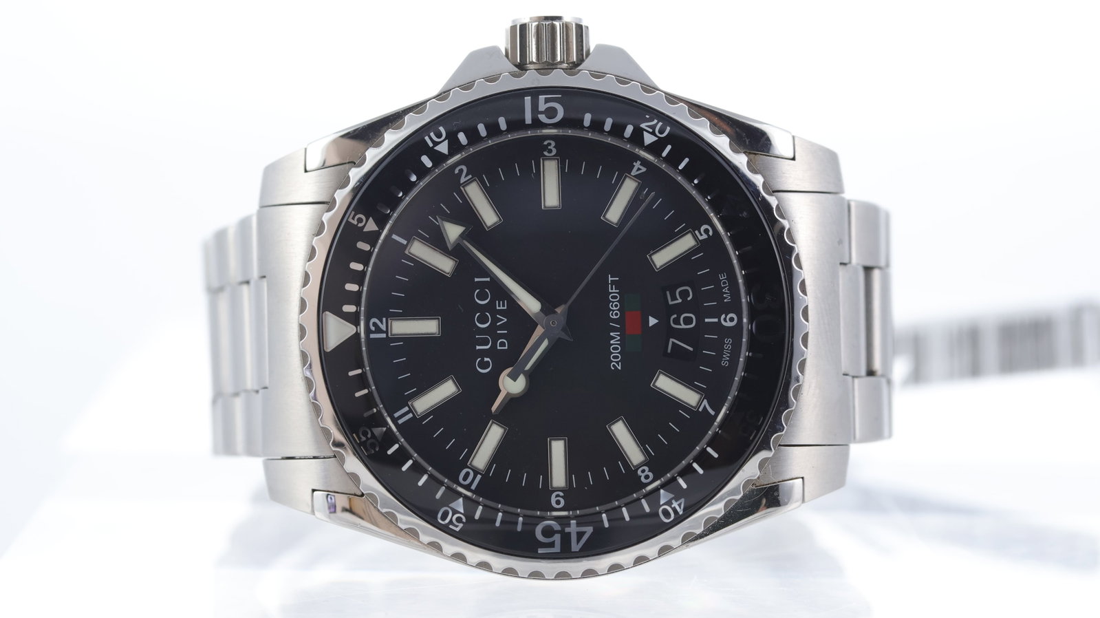 Gucci Dive Ref 136.3 with Box and Papers 2018: Brand: Gucci Model Name: Dive Reference: 136.3 Movement type: Quartz Year: 2018 Box: Full Box Papers: Full Set Papers Papers features: Gucci booklet Dial shape: Circular Dial colour: Black Dial