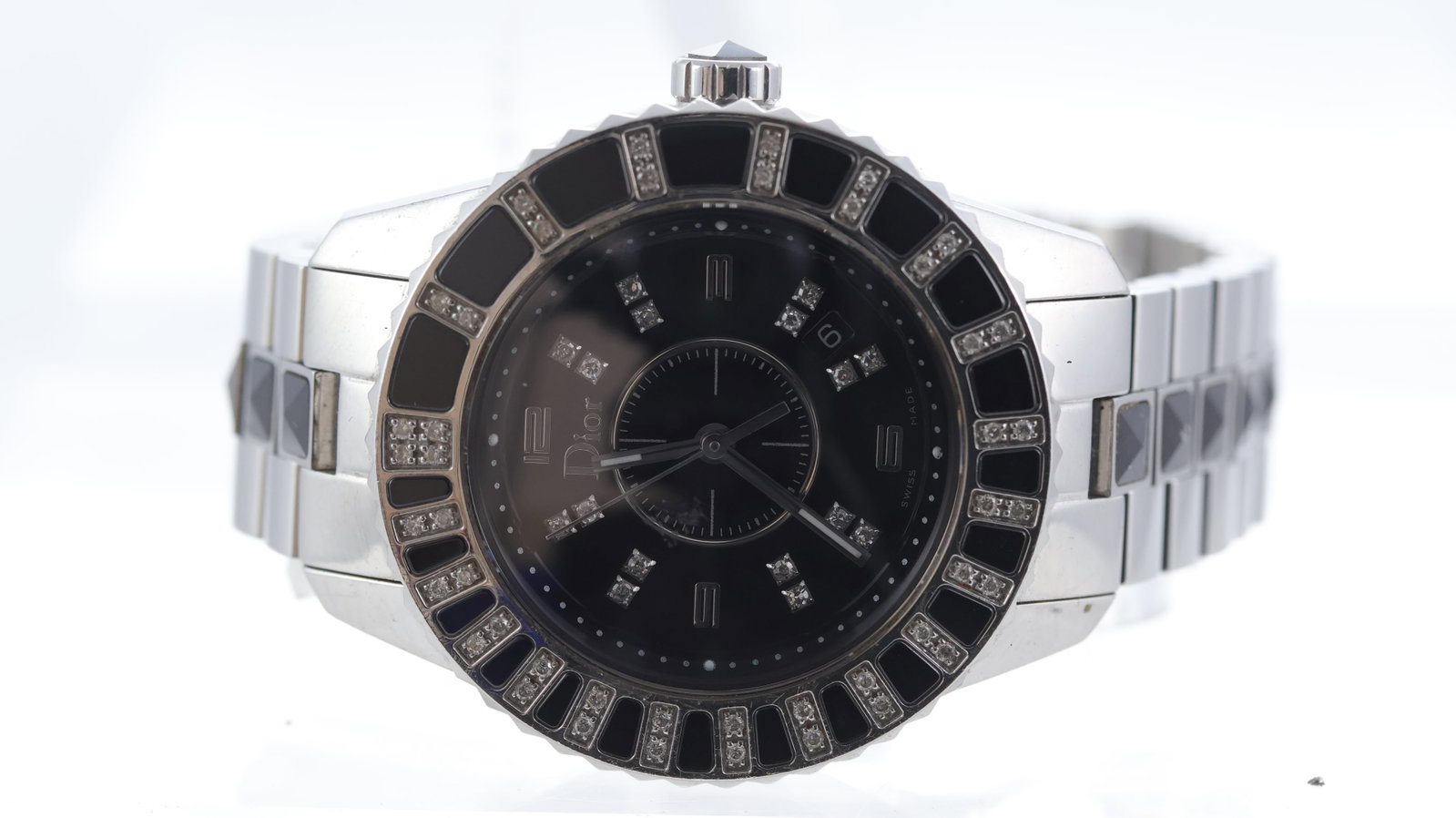 Christian Dior Christal Quartz Ref CD113115: Brand: Christian Dior Model Name: Christal Reference: CD113115 Movement type: Quartz Dial shape: Circular Dial colour: Black Dial features: Stone set and Arabic numeral hour markers. Date aperture at