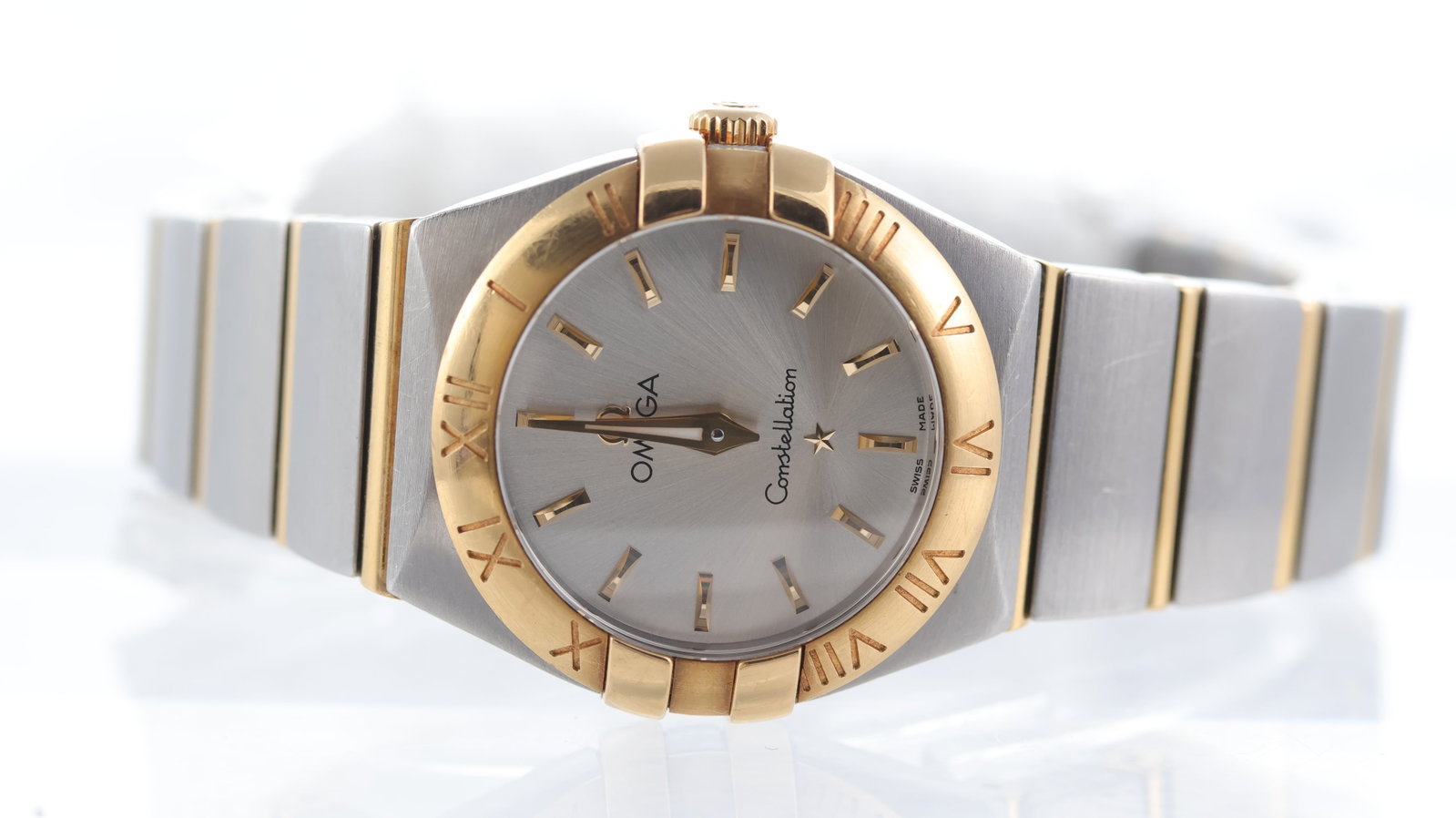 Ladies Omega Constellation Quartz: Brand: Omega Model Name: Constellation Movement type: Quartz Dial shape: Circular Dial colour: Silver Dial features: