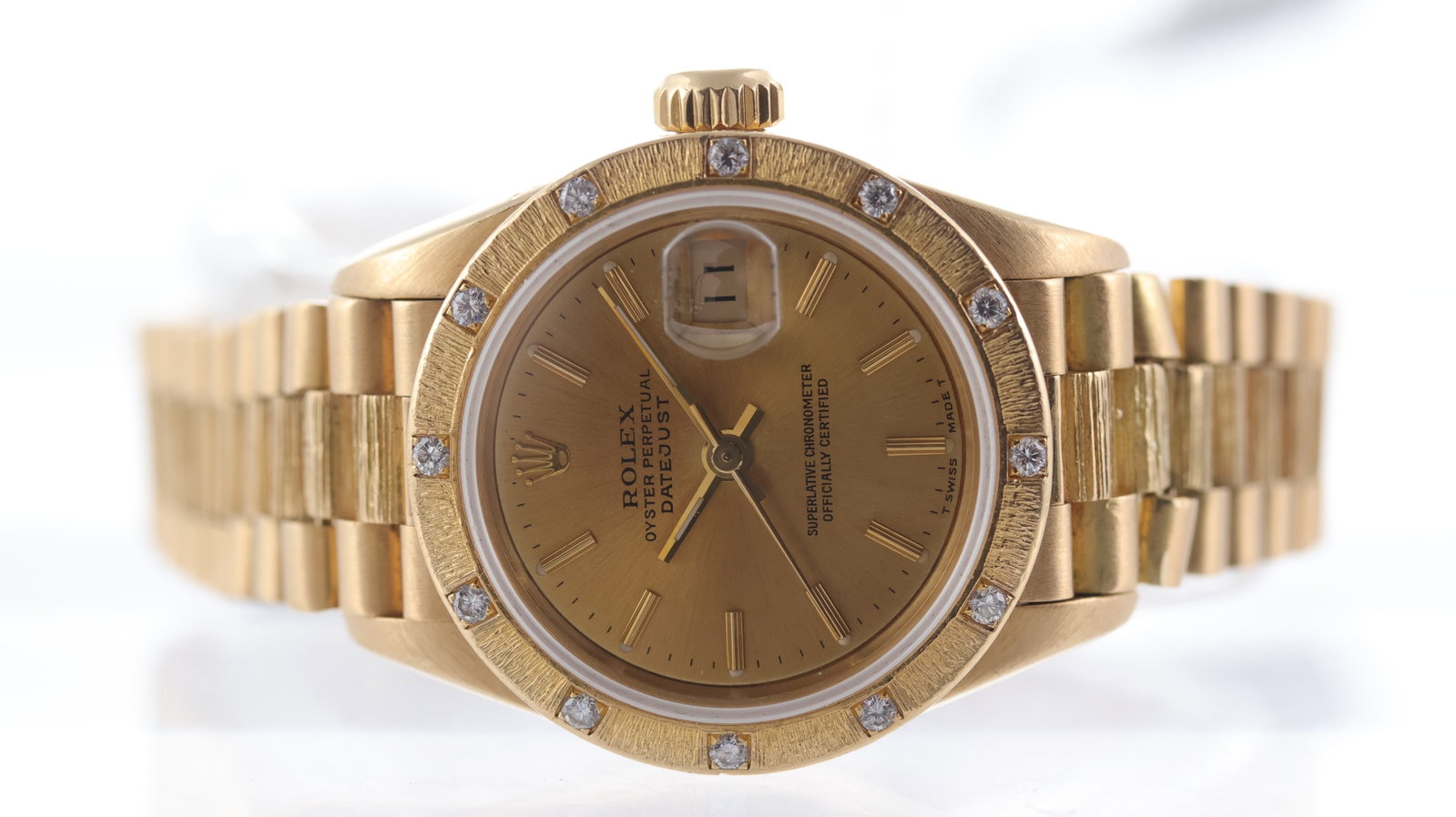 Rare Ladies Rolex 'Bark' Datejust 26 18ct Yellow Gold Ref 69288 Circa 1991: Brand: Rolex Model Name: Datejust 26 Reference: 69288 Movement type: Automatic Movement calibre: Rolex 2135 Year: 1991 Dial shape: Circular Dial colour: Champagne Dial features: Patina dial. Tritium h
