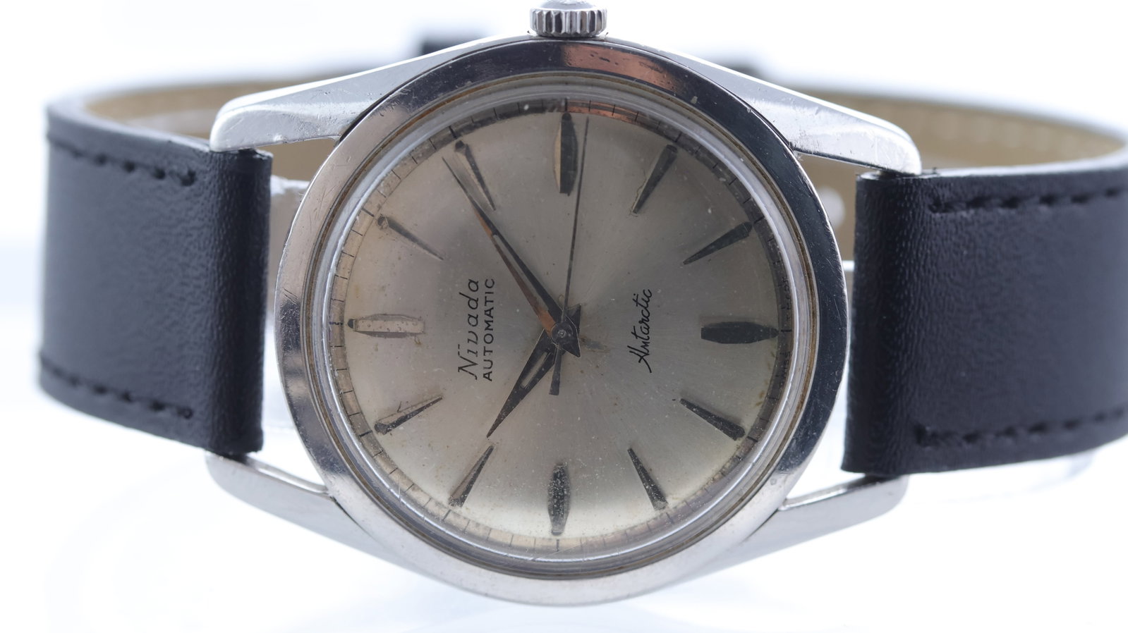 Vintage Nivada Antarctic Automatic: Brand: Nivada Model Name: Antarctic Movement type: Automatic Movement calibre: Nivada ETA 2451 Movement features: Nivada signed rotor Dial shape: Circular Dial colour: Silver Dial features: Applied fa