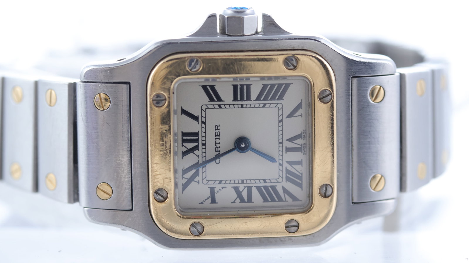 Ladies Cartier Santos Galbee Quartz Ref 1567: Brand: Cartier Model Name: Santos Galbee Reference: 1567 Movement type: Quartz Movement calibre: Cartier 157 Dial shape: Square Dial colour: Off-white Dial features: Blue steeled hands. Black roman nu