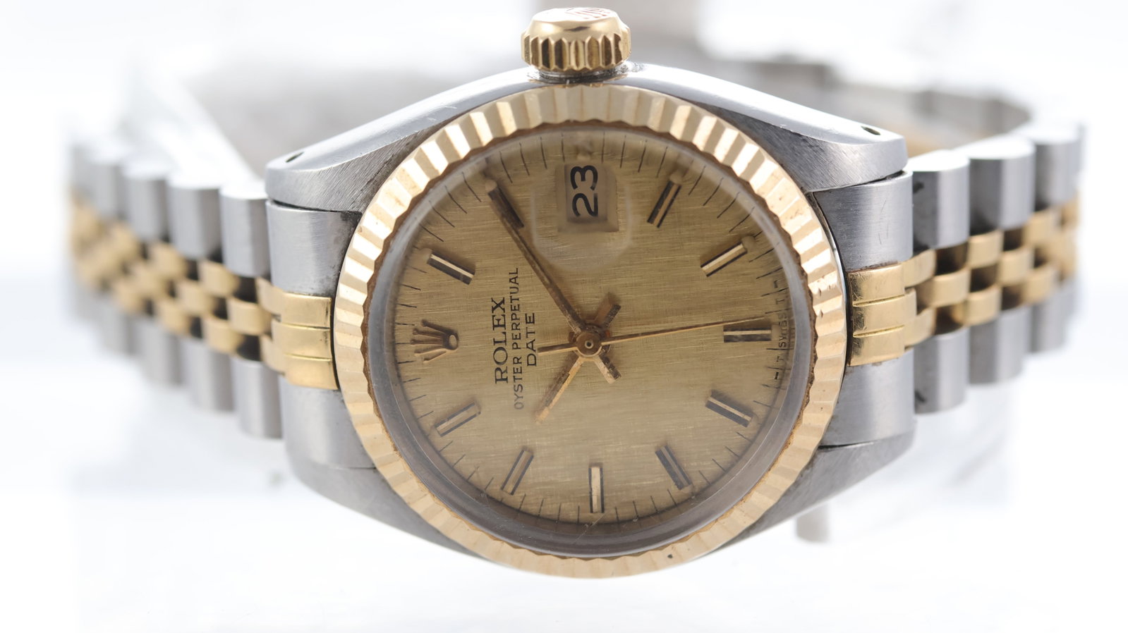 Ladies Rolex Oyster Perpetual Date Ref 6917 Circa 1982: Brand: Rolex Model Name: Oyster Perpetual Date Reference: 6917 Movement type: Automatic Movement calibre: Rolex 2030 Year: Circa 1982 Dial shape: Circular Dial colour: Champagne Dial features: Linen d