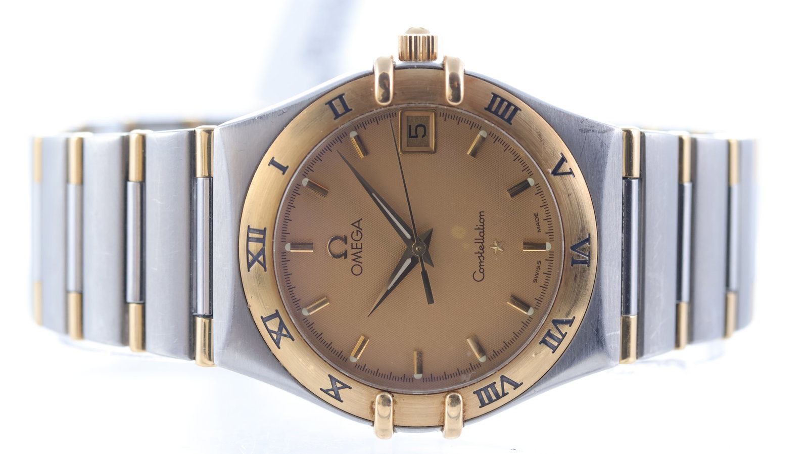 Omega Constellation 'Double Eagle' Circa 1995: Brand: Omega Model Name: Constellation 'Double Eagle' Movement type: Quartz Year: Circa 1995 Dial shape: Circular Dial colour: Champagne Dial features: Baton hour markers, quickset date aperture at 3 