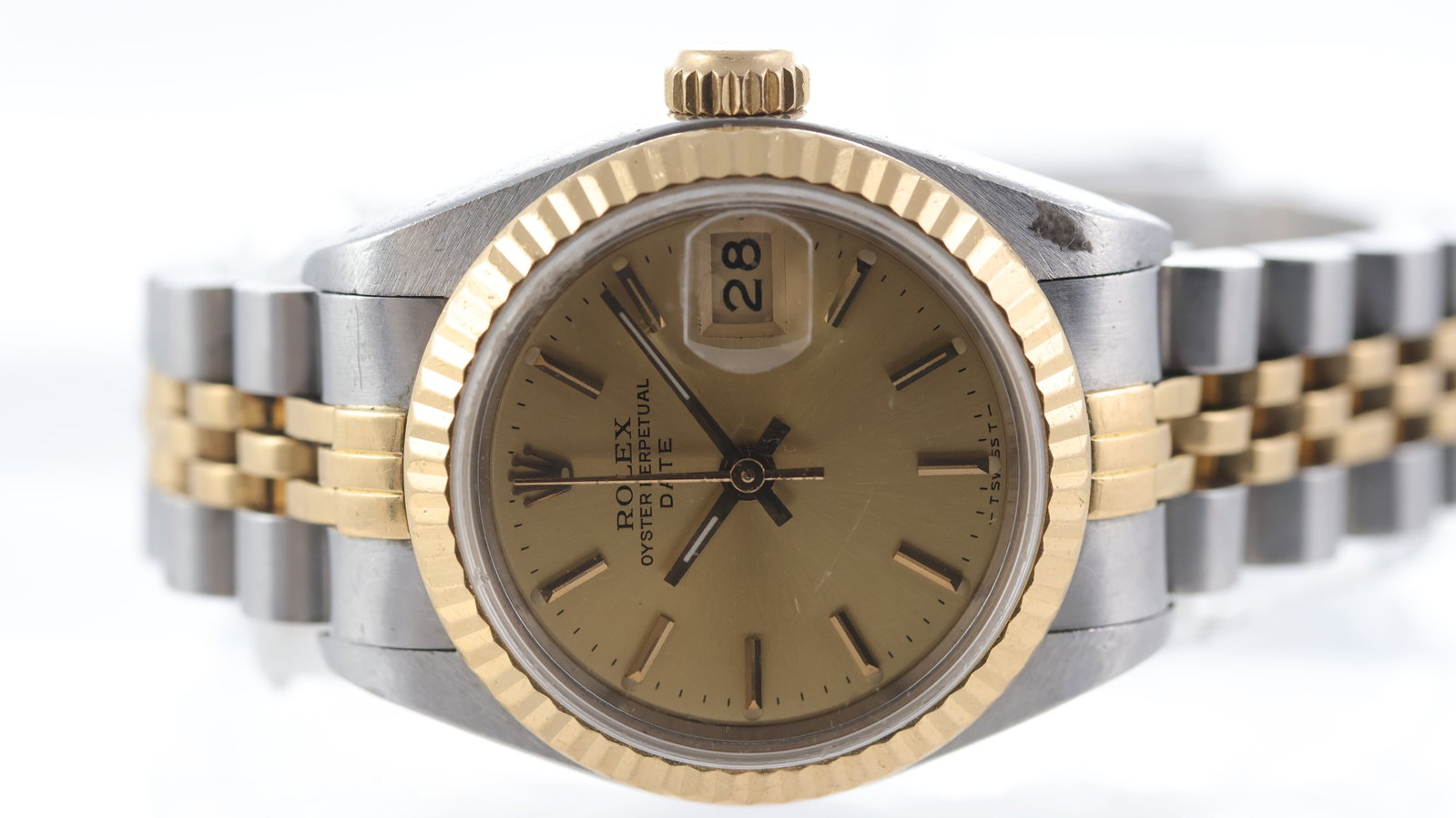 Ladies Rolex Datejust 26 Ref 69173 Circa 1989: Brand: Rolex Model Name: Datejust 26 Reference: 69173 Movement type: Automatic Movement calibre: Rolex 2135 Year: Circa 1989 Dial shape: Circular Dial colour: Champagne Dial features: Tritium dial wit