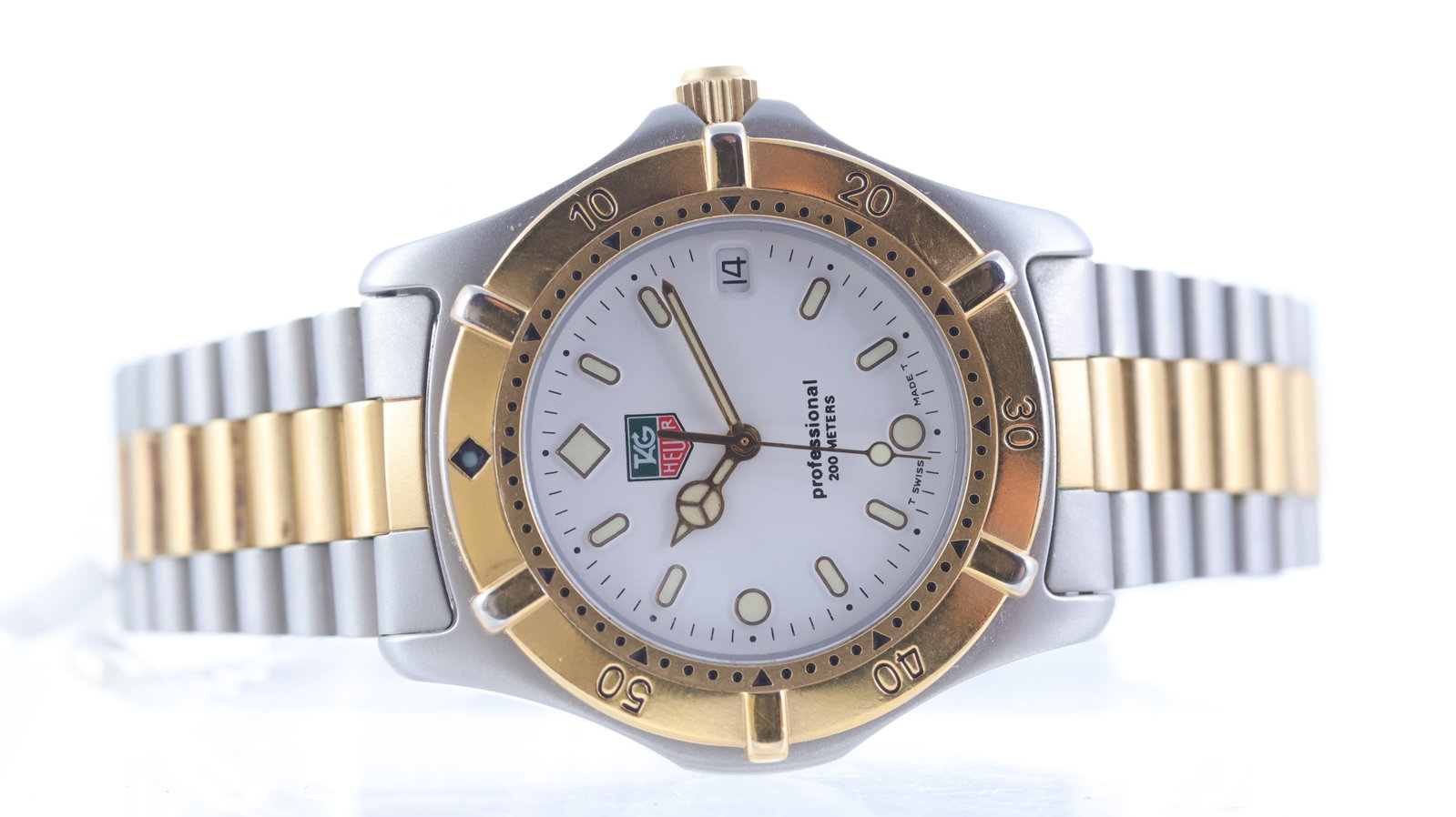 Tag Heuer Professional 200m Ref WE1122-R: Brand: Tag Heuer Model Name: Professional 200m Reference: WE1122-R Movement type: Quartz Dial shape: Circular Dial colour: White Dial features: Gilt mercedes hands and rounded hour markers. Date apert