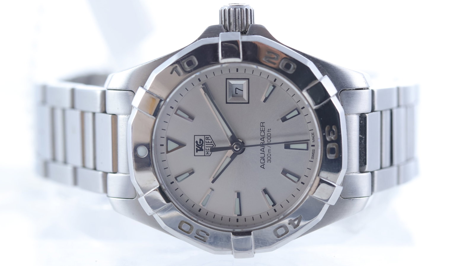 Ladies Tag Heuer Aquaracer Quartz Ref WAY1411: Brand: Tag Heuer Model Name: Aquaracer Reference: WAY1411 Movement type: Quartz Dial shape: Circular Dial colour: Silver Dial features: Sunburst dial. Applied silver trapezium hour markers with lume i