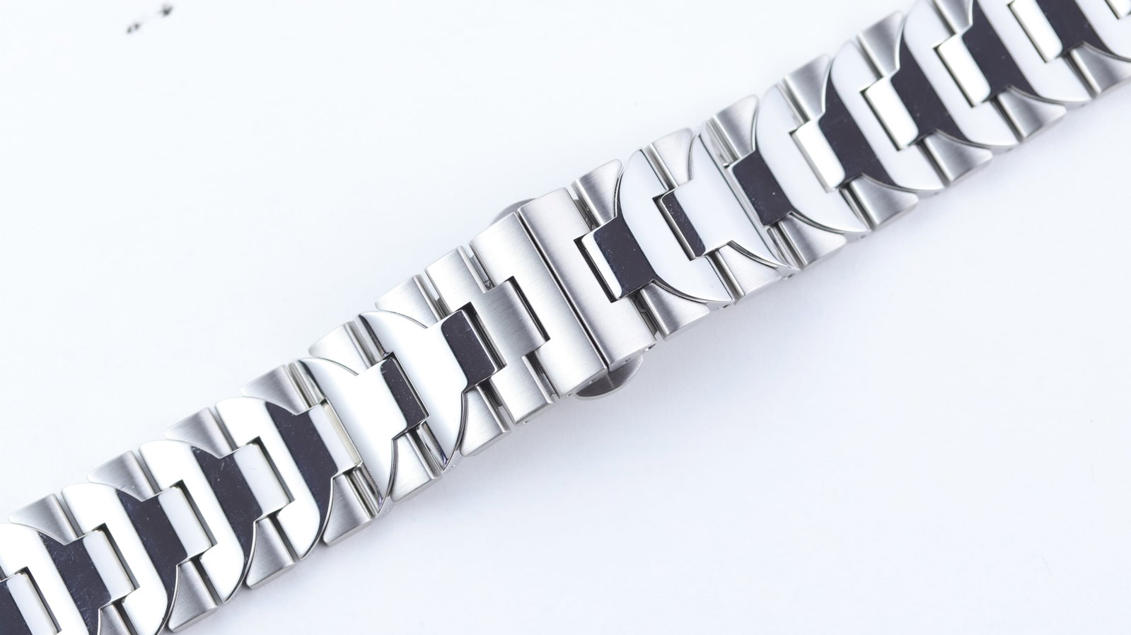 *To Be Sold Without Reserve* Sold as Seen - A Stainless Steel Panerai Bracelet 22mm End Links: *To Be Sold Without Reserve* Sold as Seen - A Stainless Steel Panerai Bracelet 22mm End Links. Butterfly clasp, very good condition.