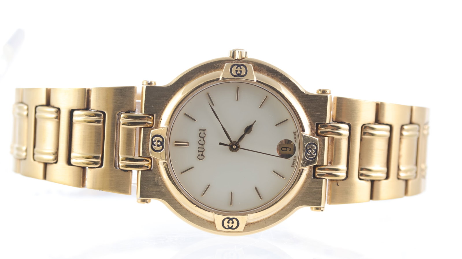 Gucci 9200M: Brand: Gucci Model Name: 9200M Movement type: Quartz Dial shape: Circular Dial colour: Cream Dial features: Baton hour markers, quickset date aperture at 6 o'clock Case size: 32mm Case material: Gold